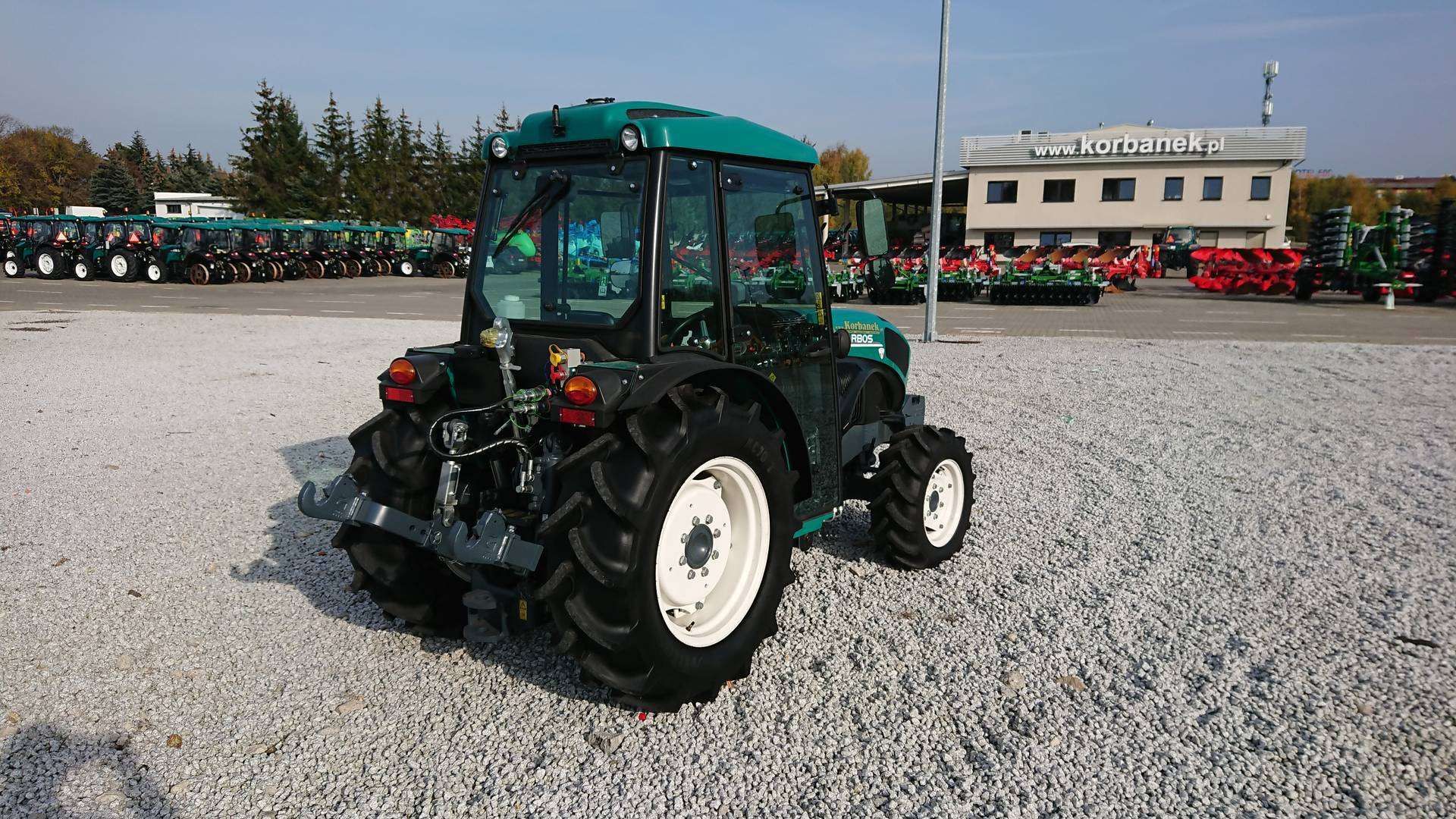 Ciągnik sadowniczy Arbos 4090F widok tyłu z prawej strony