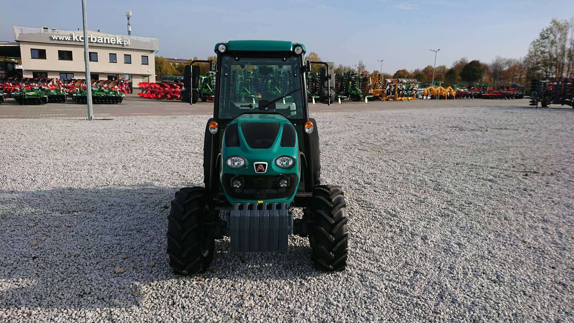 Ciągnik sadowniczy Arbos 4090F z przodu