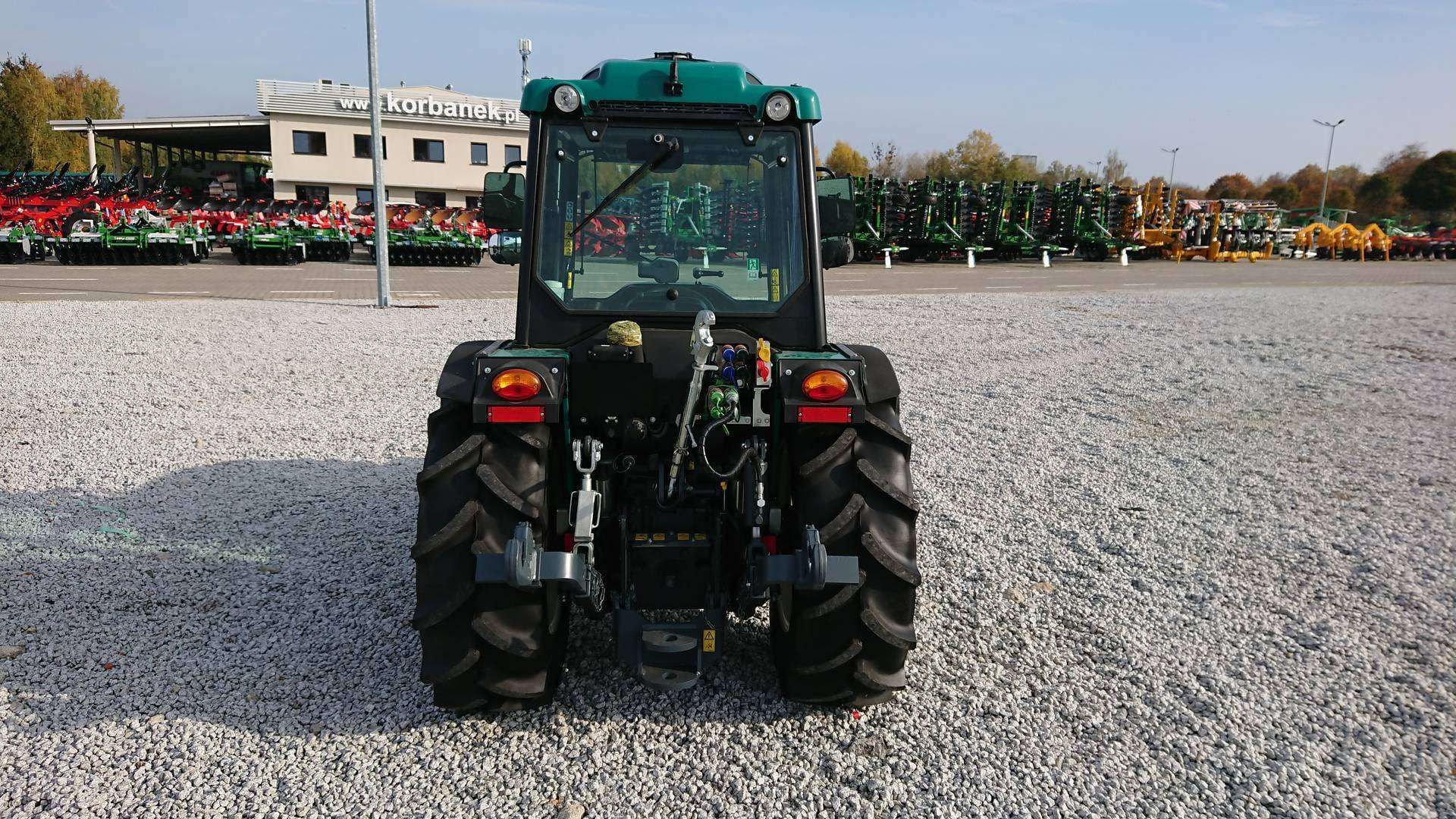 Ciągnik sadowniczy Arbos 4090F z tyłu
