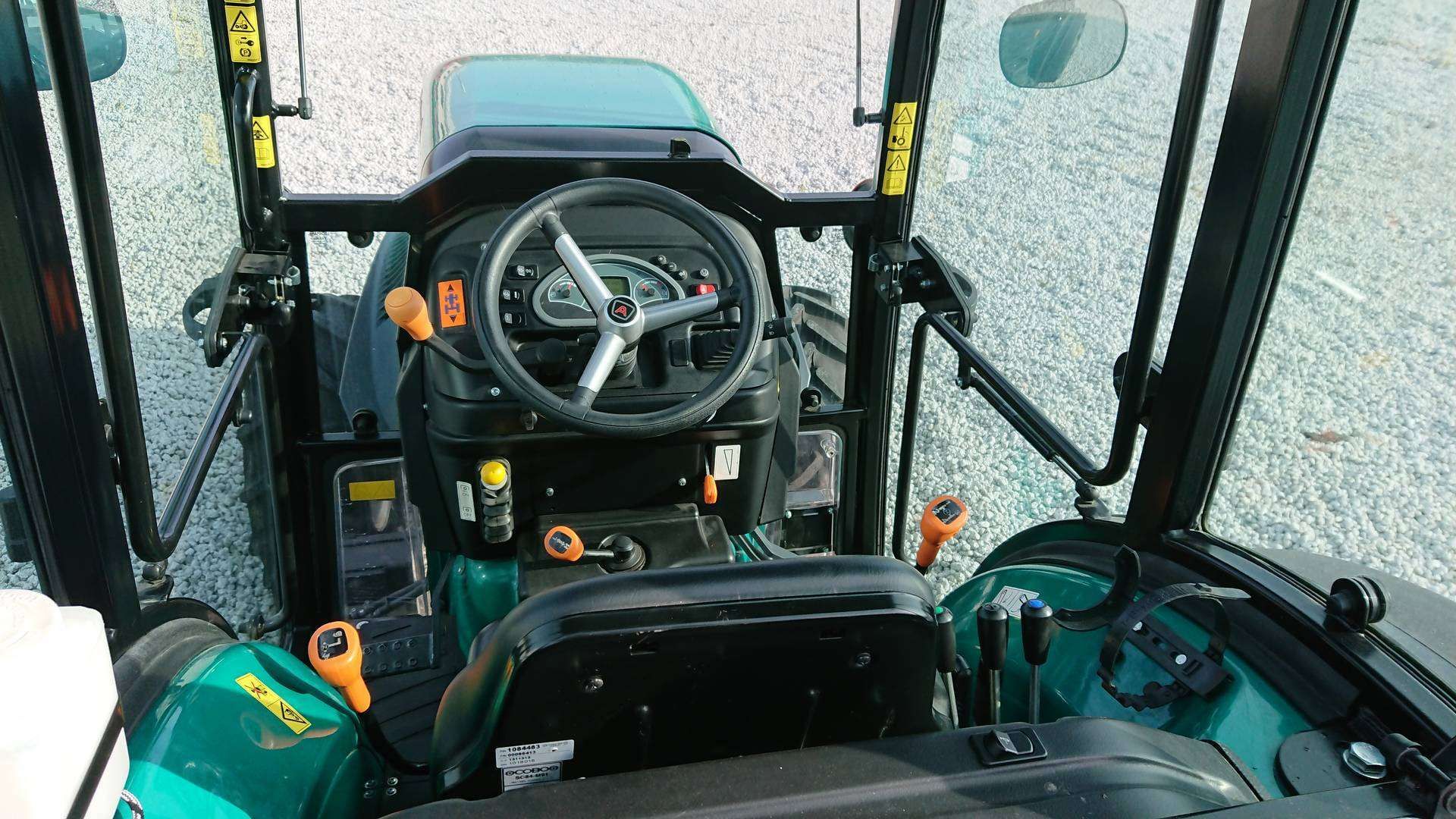 Wnętrze kabiny ciągnika sadowniczego Arbos 4090F
