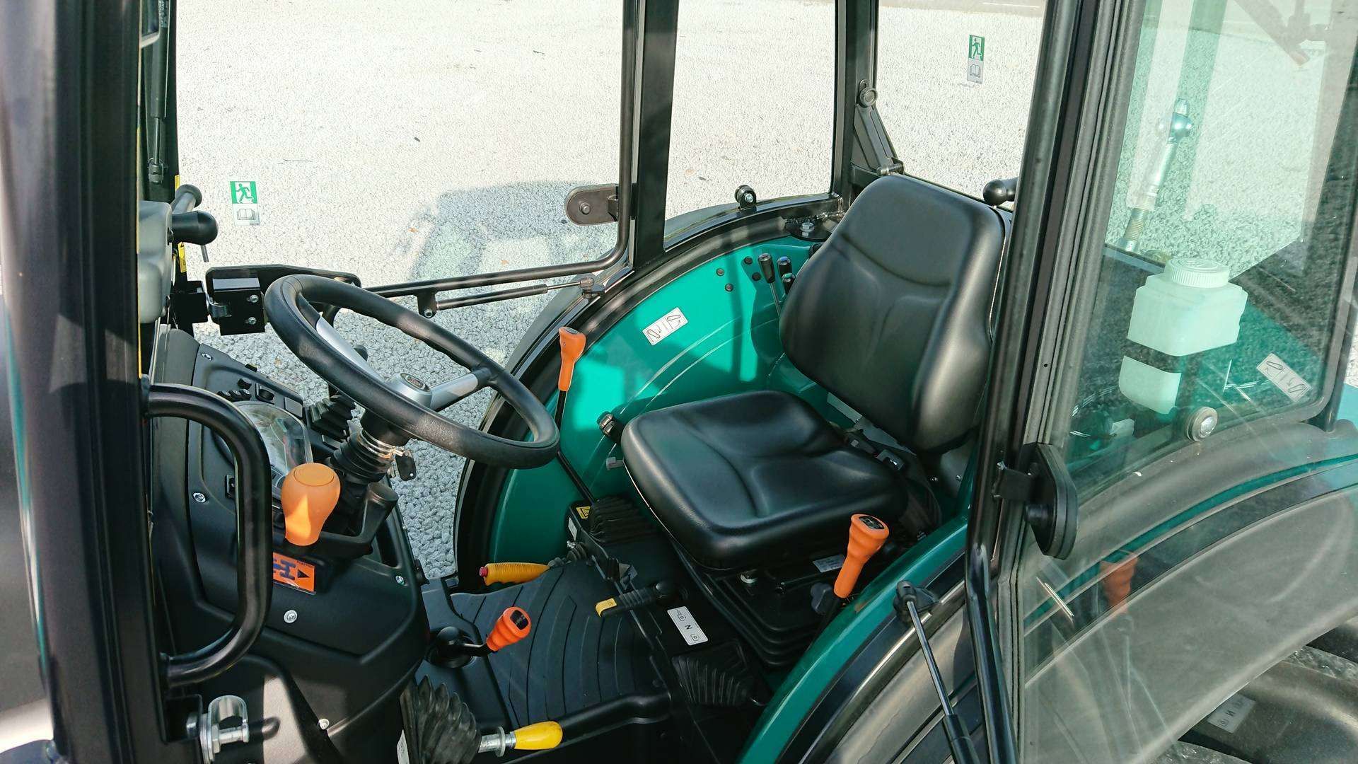 Wejście do kabiny z lewej strony Arbos 4090Q