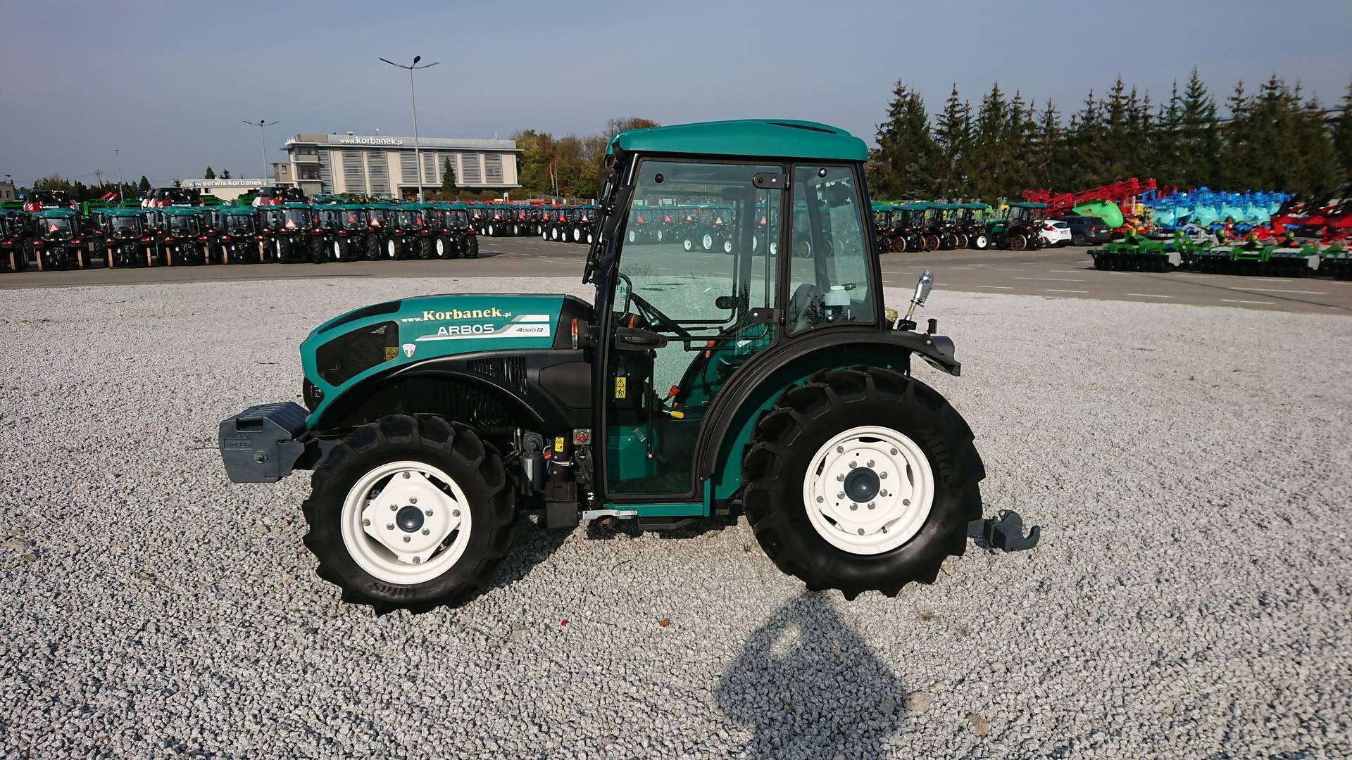 Ciągnik sadowniczy Arbos 4090Q widok z lewej strony