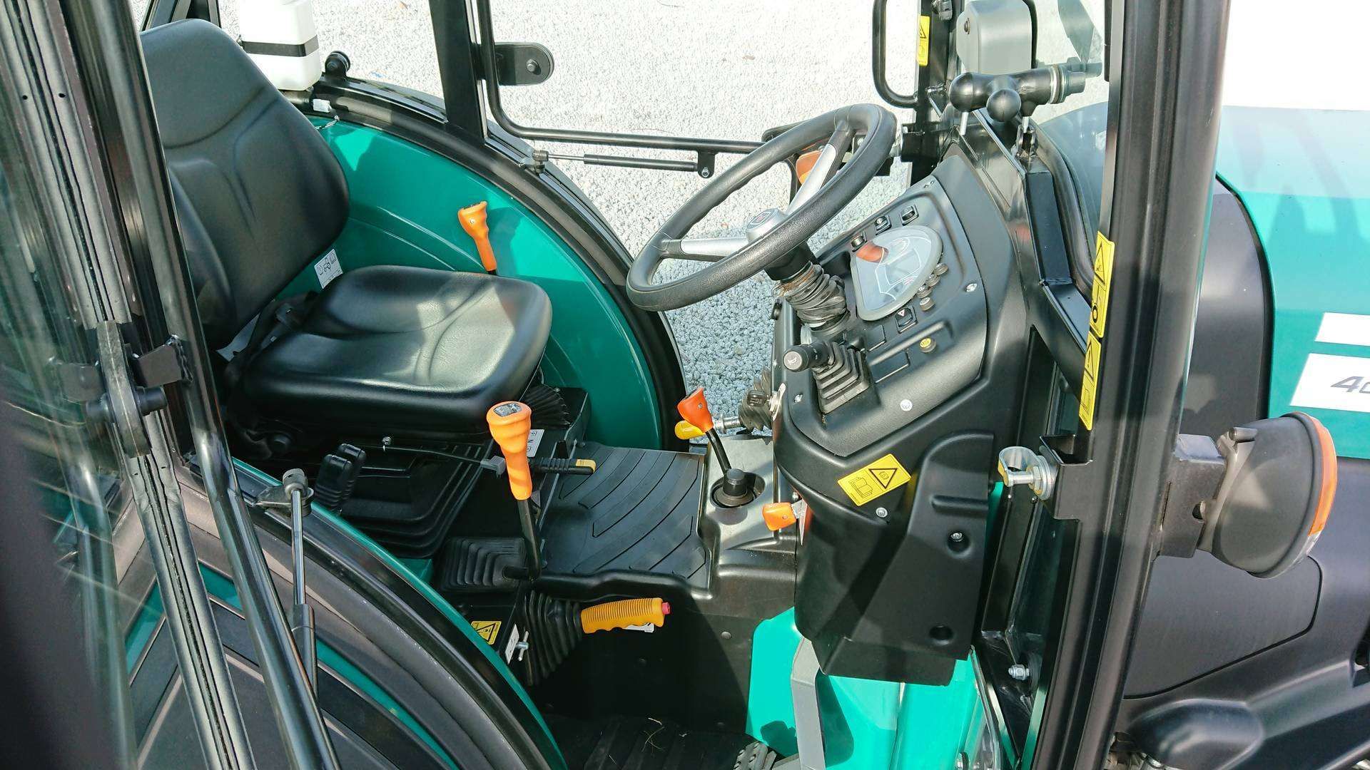 Wejście do kabiny z prawej strony Arbos 4090Q