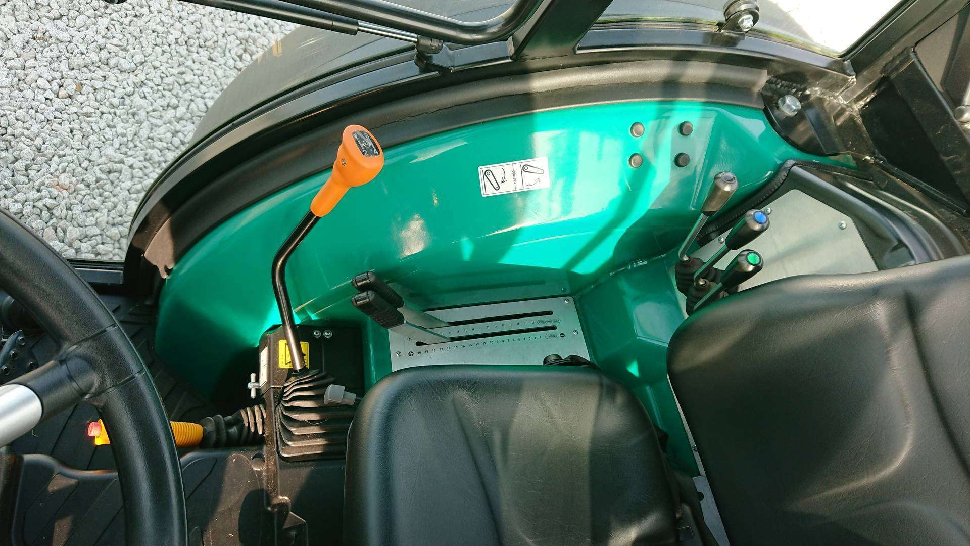 Dźwignie zmiany biegów, podnośnika oraz układu hydraulicznego ciągnika Arbos 4090Q
