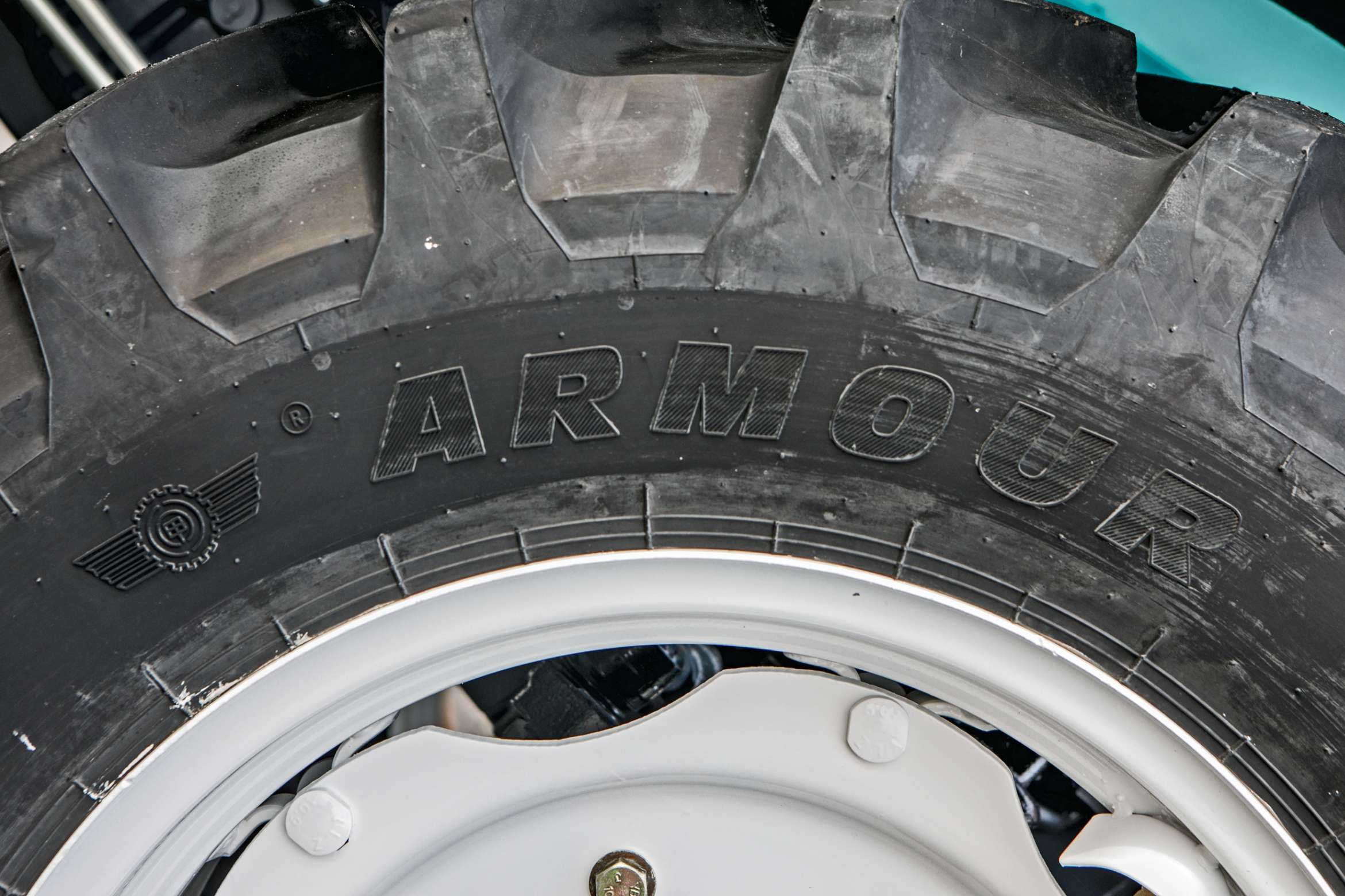 Ciągnik rolniczy Arbos 4100 Stage V widok na producenta ogumienia