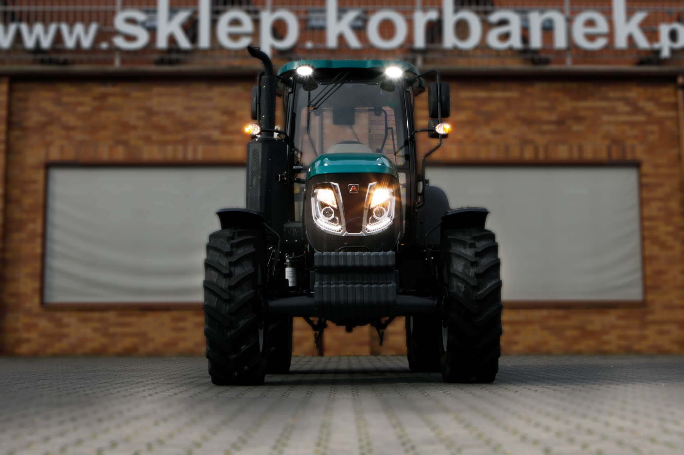 Ciągnik rolniczy Arbos 4100 Stage V widok na przednie oświetlenie