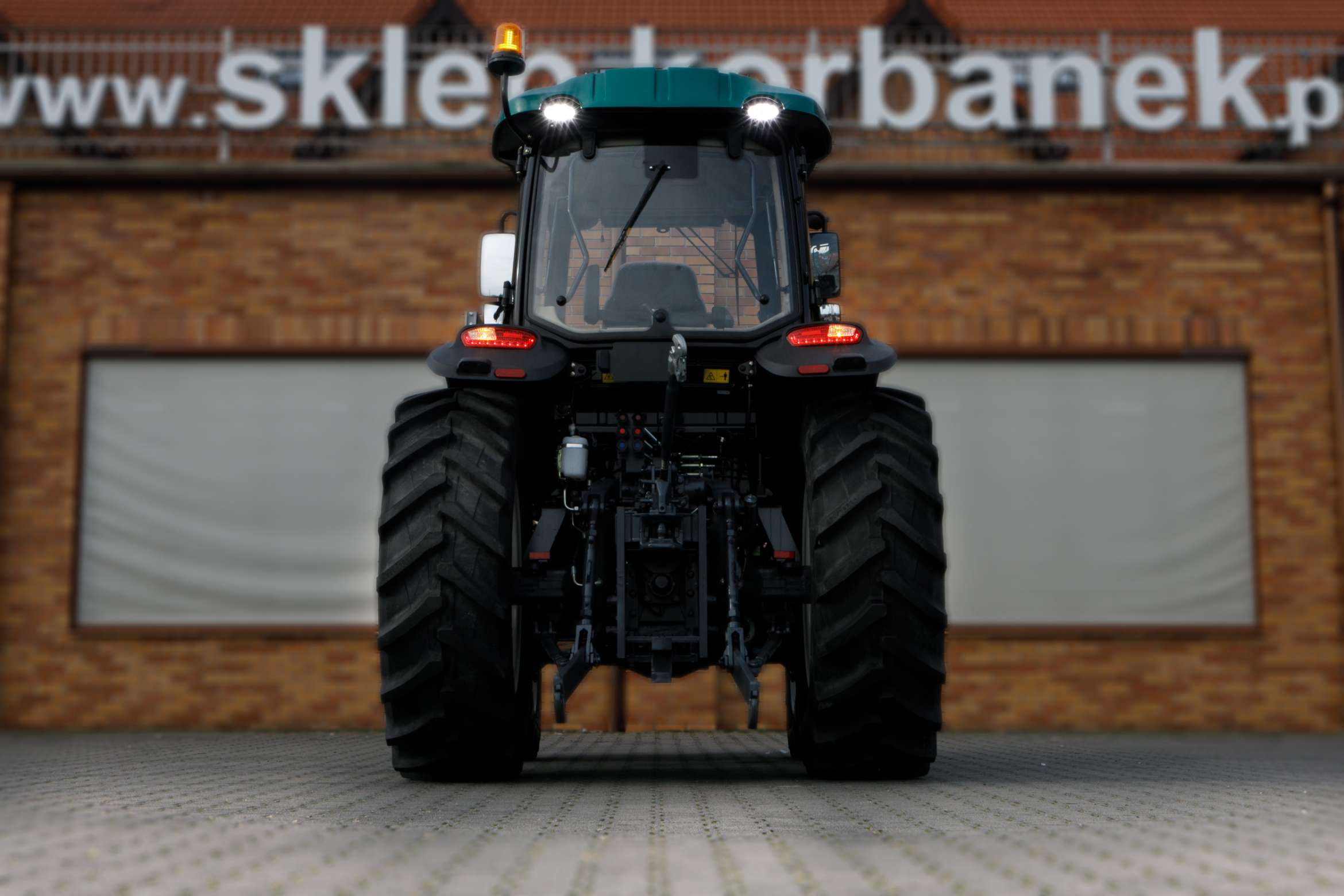 Ciągnik rolniczy Arbos 4100 Stage V widok na tylne oświetlenie