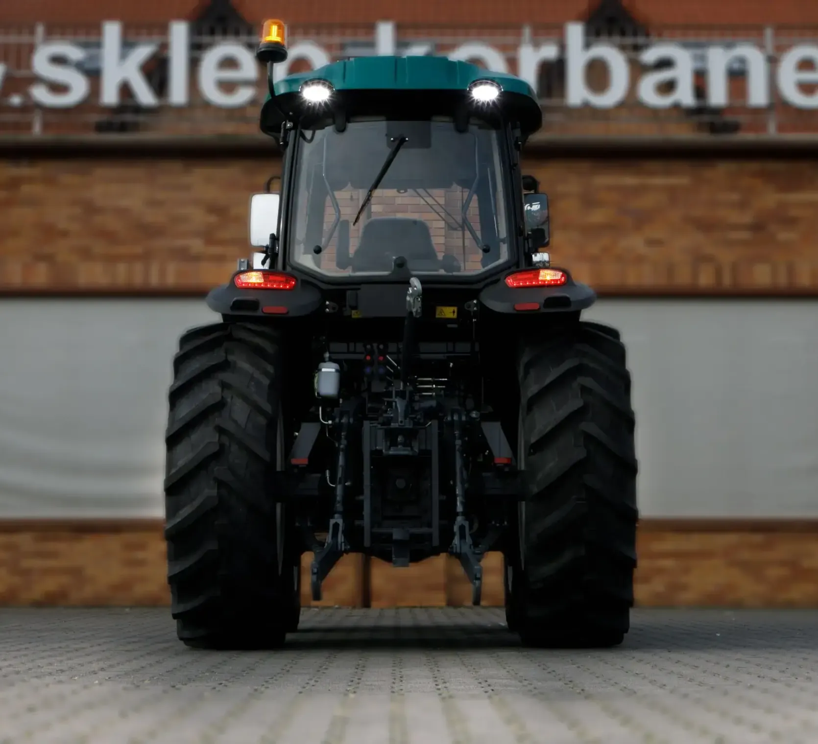 Ciągnik rolniczy Arbos 4100 Stage V widok na tylne oświetlenie