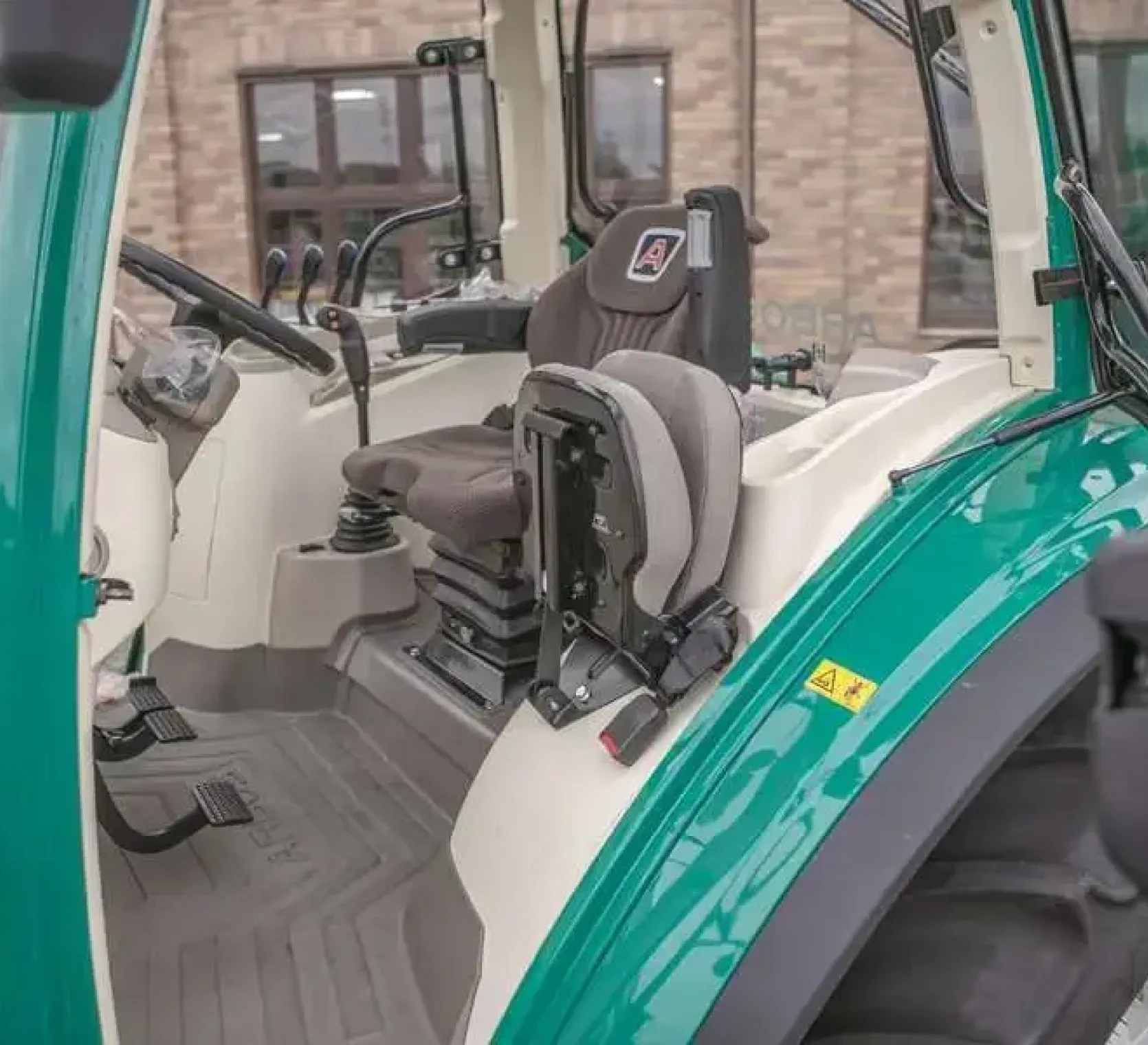 Wnętrze kabiny Arbos 5115 Advanced fotel operatora i kierownica