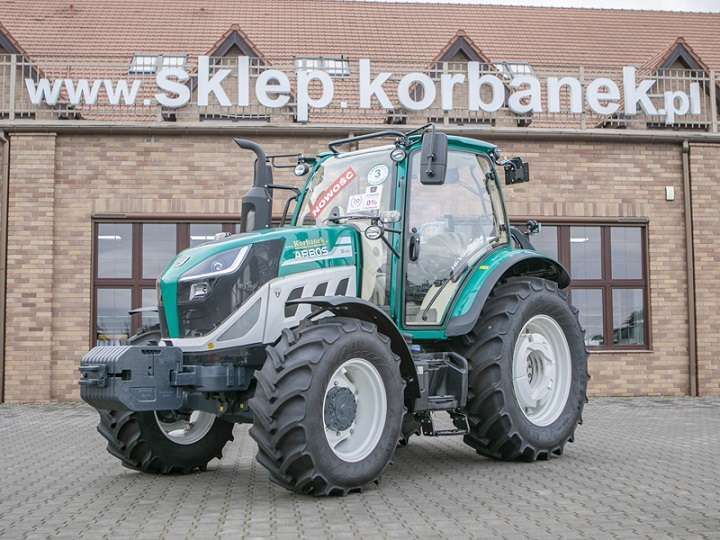 Ciągnik arbos 5115 advanced a w tle jest sklep korbanek