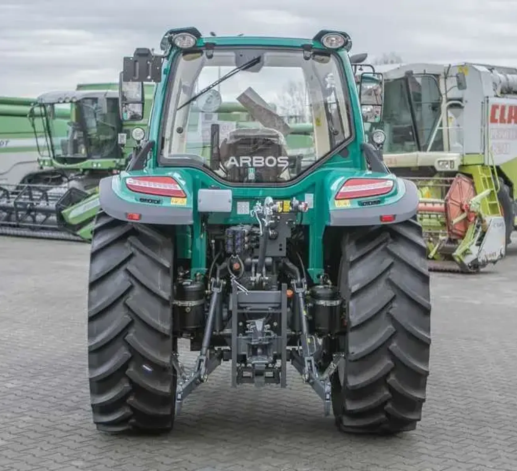 Tył traktora 5100 advanced arbos zaczepy i wyjścia hydrauliczne