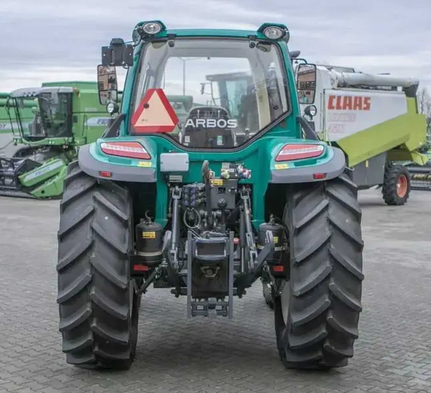 Traktor 5115 arbos global widok na tył zaczep tuz wyjścia hydrauliczne