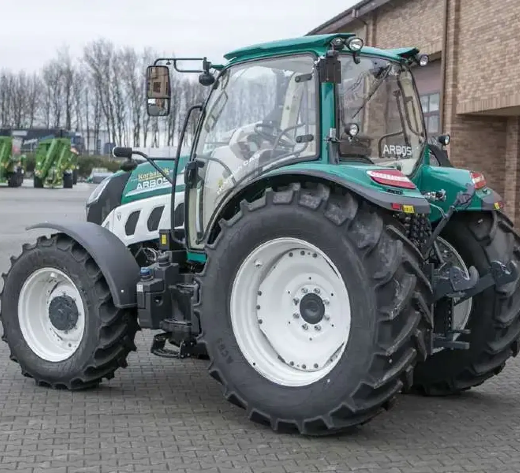 Arbos 5115 Global od tyłu na placu korbanka