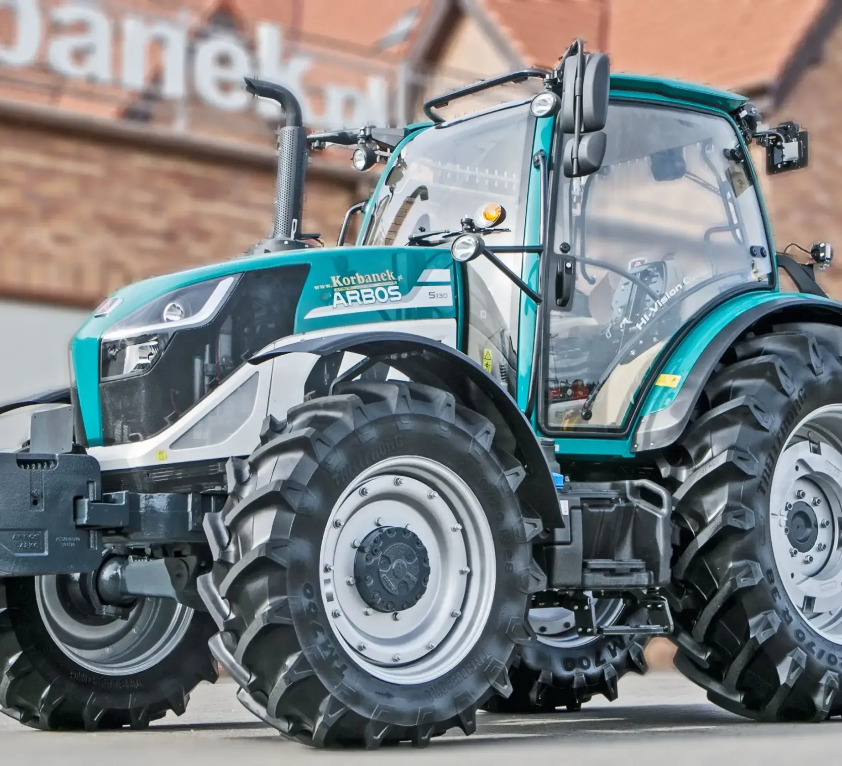 Ciągnik rolniczy Arbos 5130 Advanced Gen 2 Stage V widok na przód z lewej strony