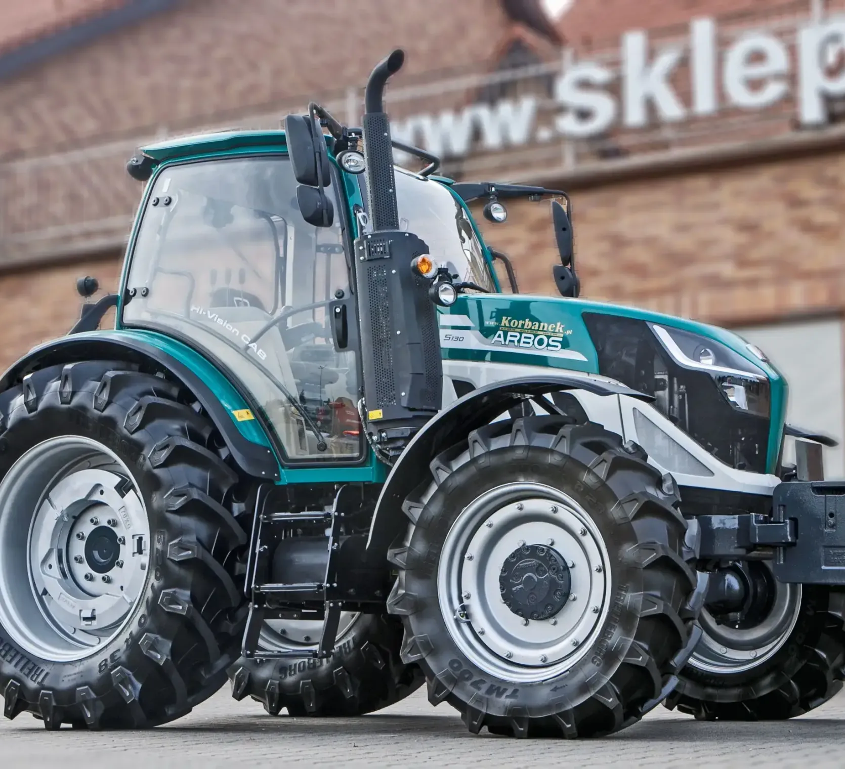 Ciągnik rolniczy Arbos 5130 Advanced Gen 2 Stage V widok na przód z prawej strony