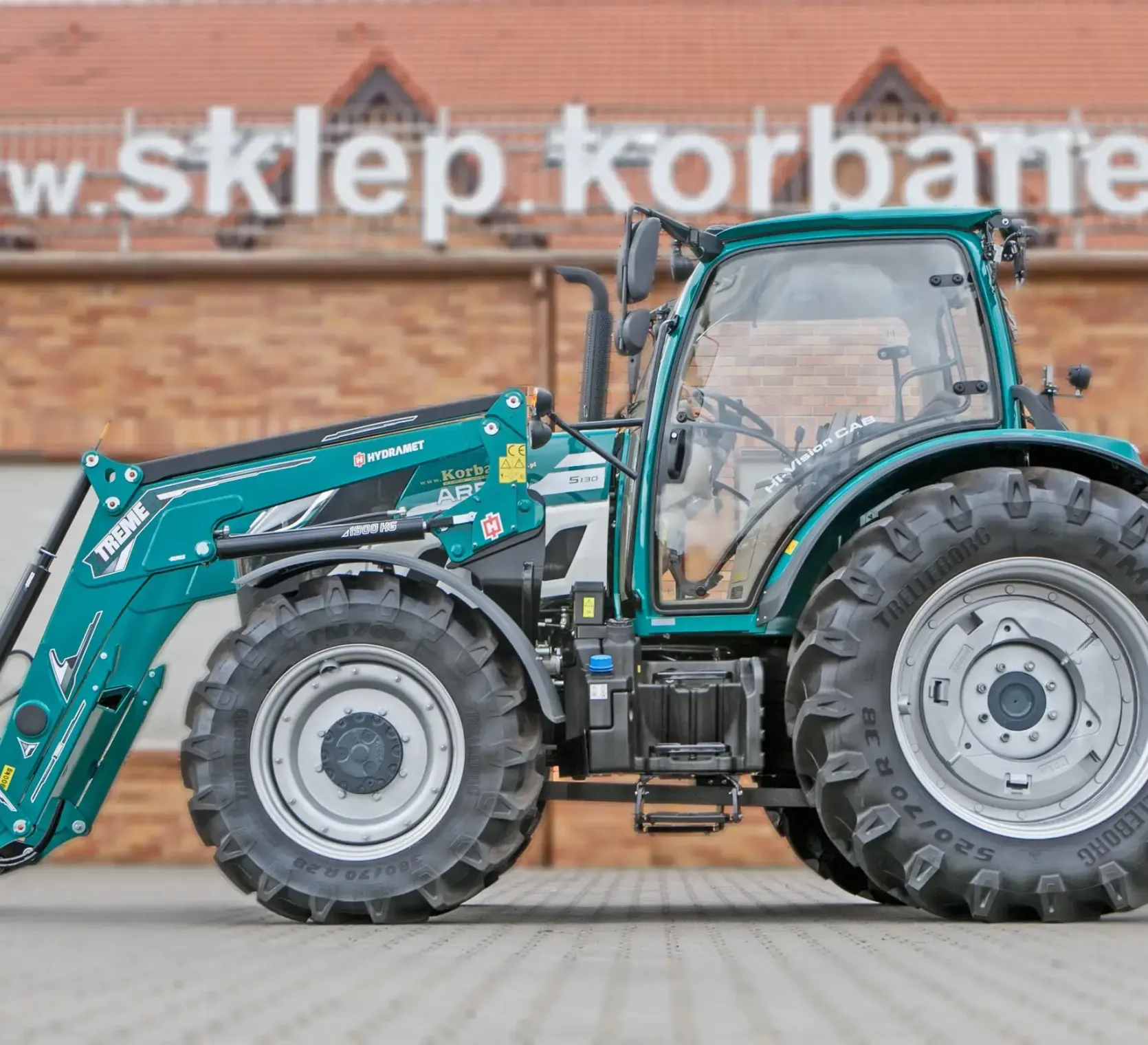 Ciągnik rolniczy Arbos 5130 z ładowaczem Xtreme widok z lewej strony