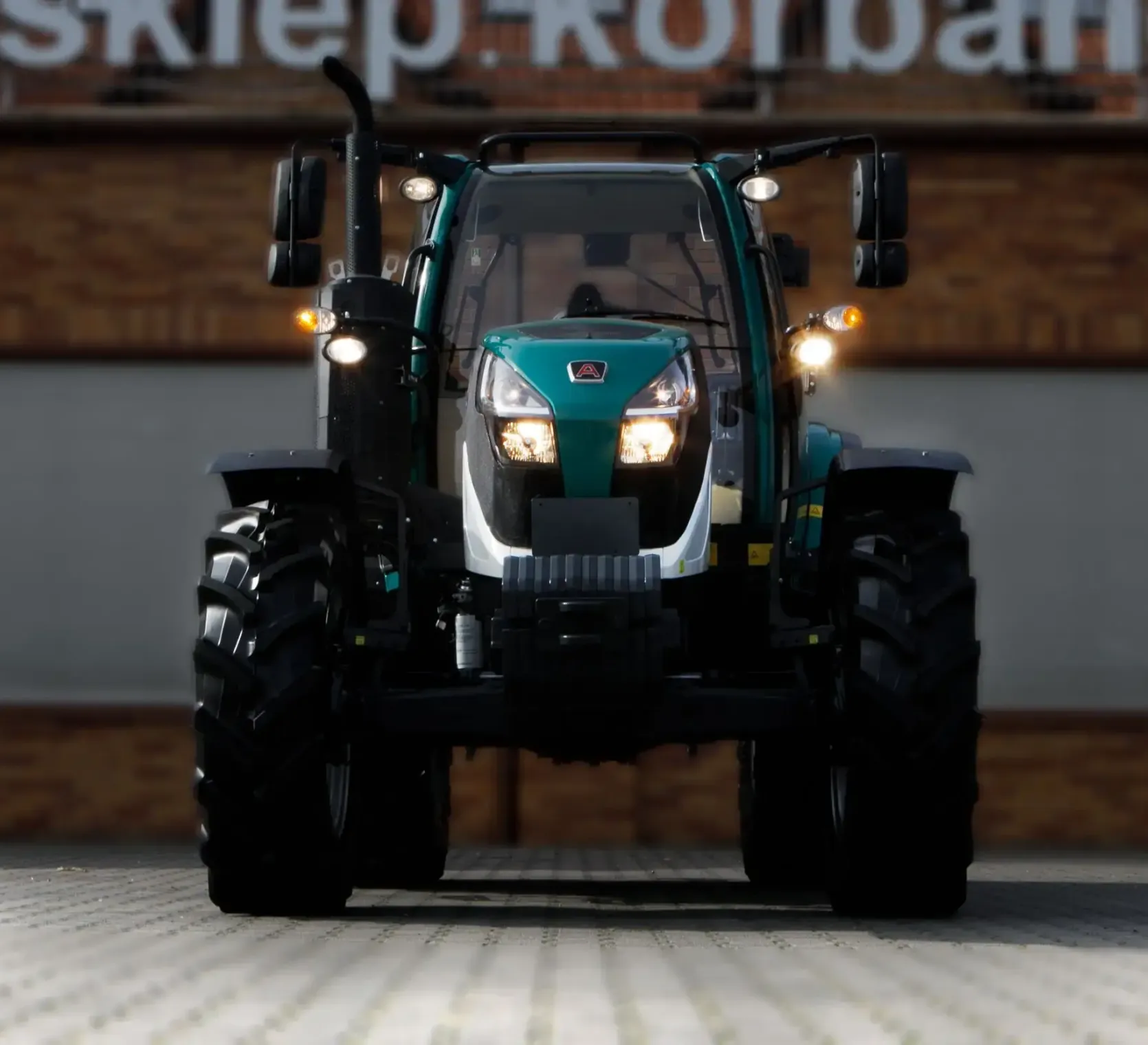 Ciągnik rolniczy Arbos 5130 Advanced Gen 2 Stage V widok na przednie oświetlenie