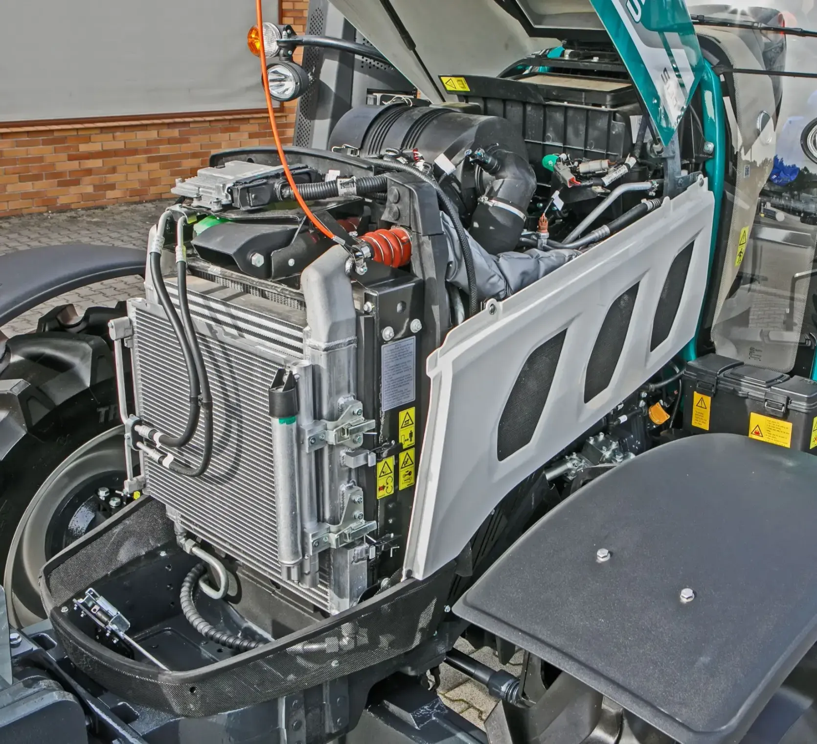 Ciągnik rolniczy Arbos 5130 Advanced Gen 2 Stage V widok na silnik