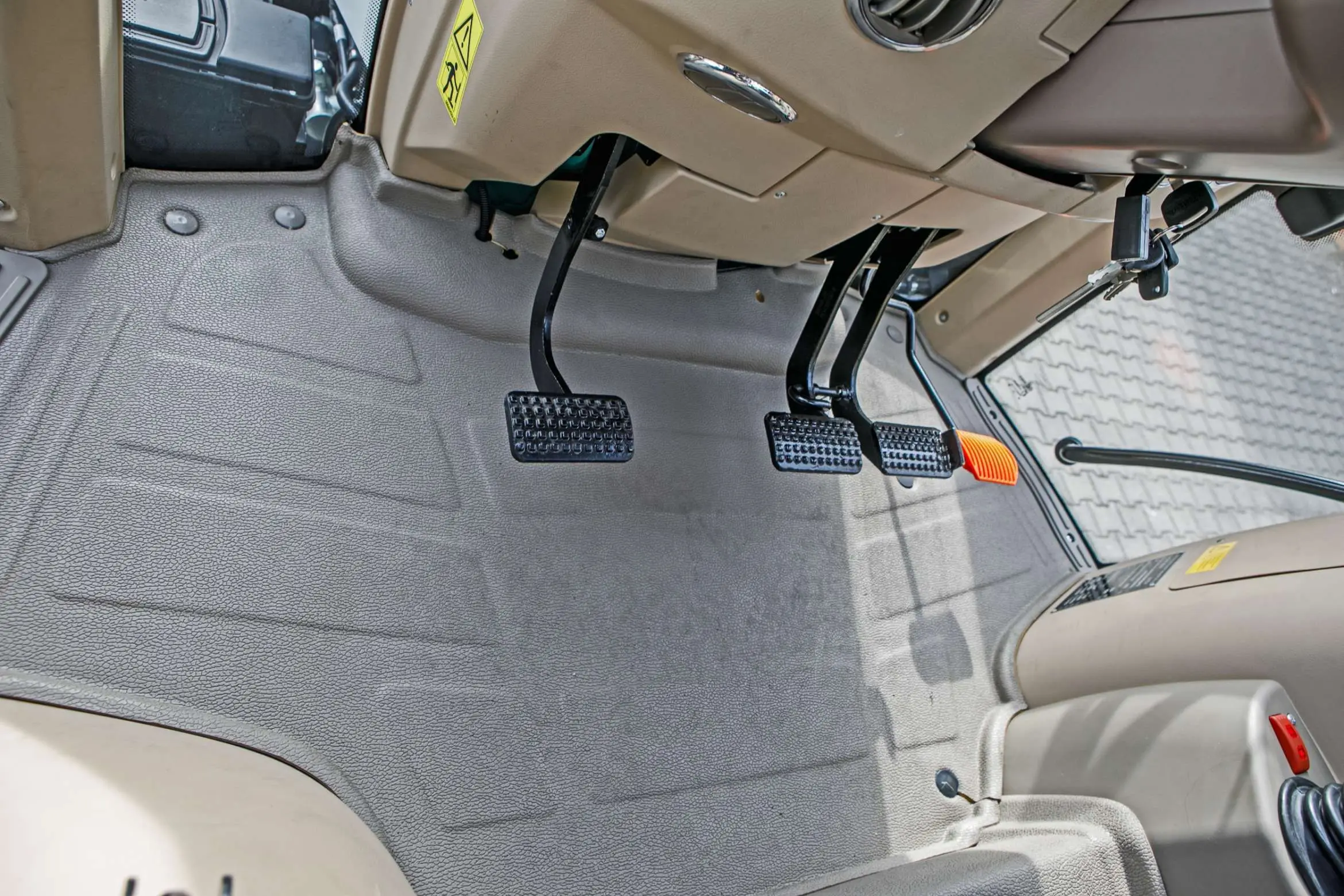 Ciągnik rolniczy Arbos 5130 Advanced Gen 2 Stage V widok na podłogę oraz pedały
