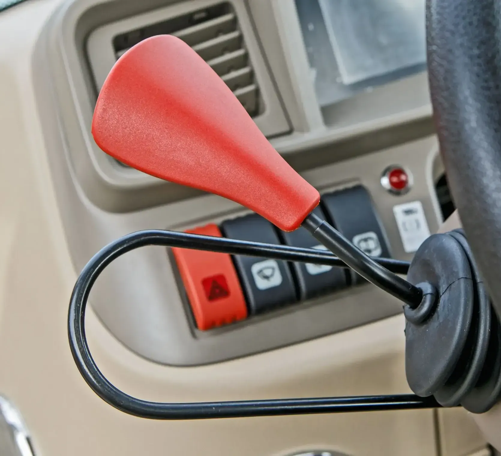 Ciągnik rolniczy Arbos 5130 Advanced Gen 2 Stage V widok na rewers elektro-hydrauliczny