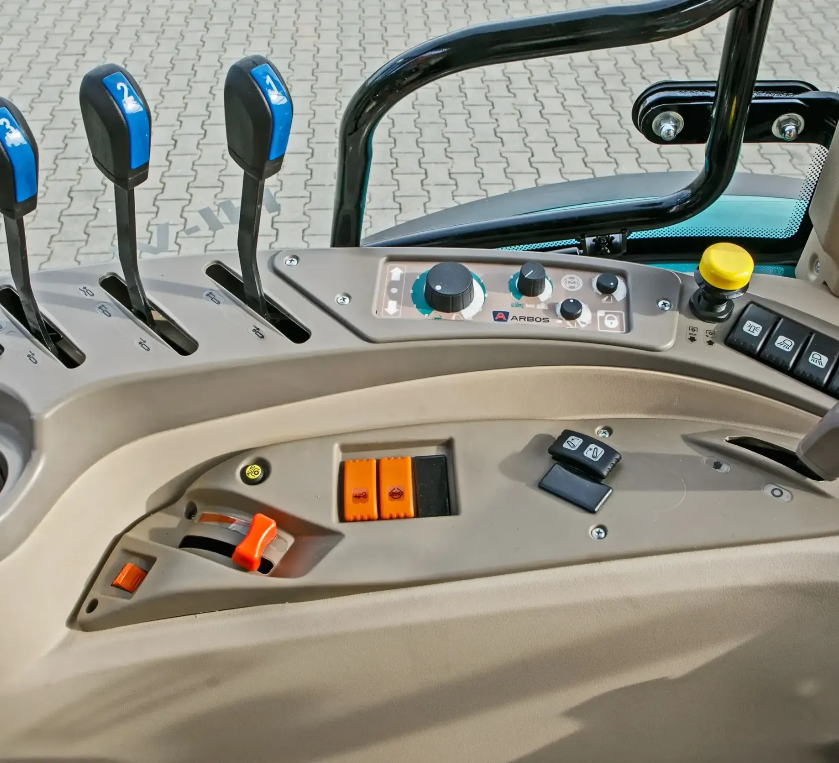 Ciągnik rolniczy Arbos 5130 Advanced Gen 2 Stage V widok na panel sterowania