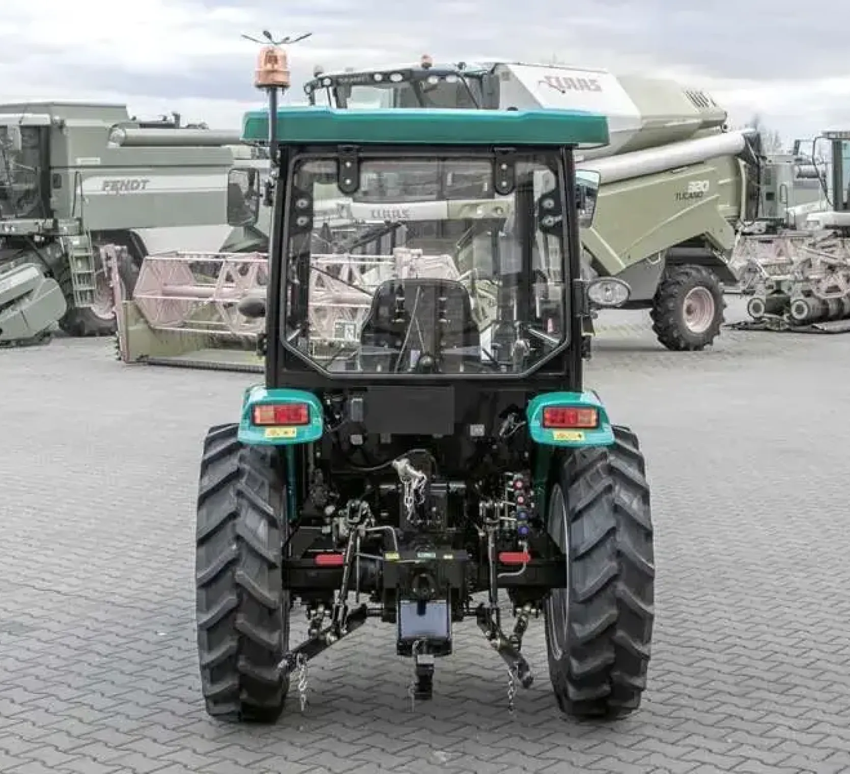 Ciągnik rolniczy Arbos 2025 z tyłu