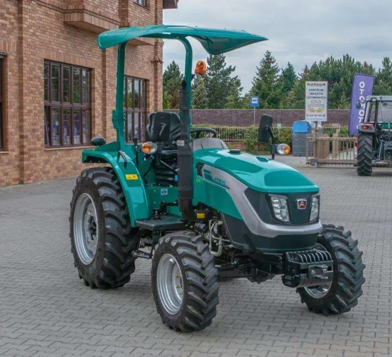 Ciągnik rolniczy Arbos 2035 prawy przód