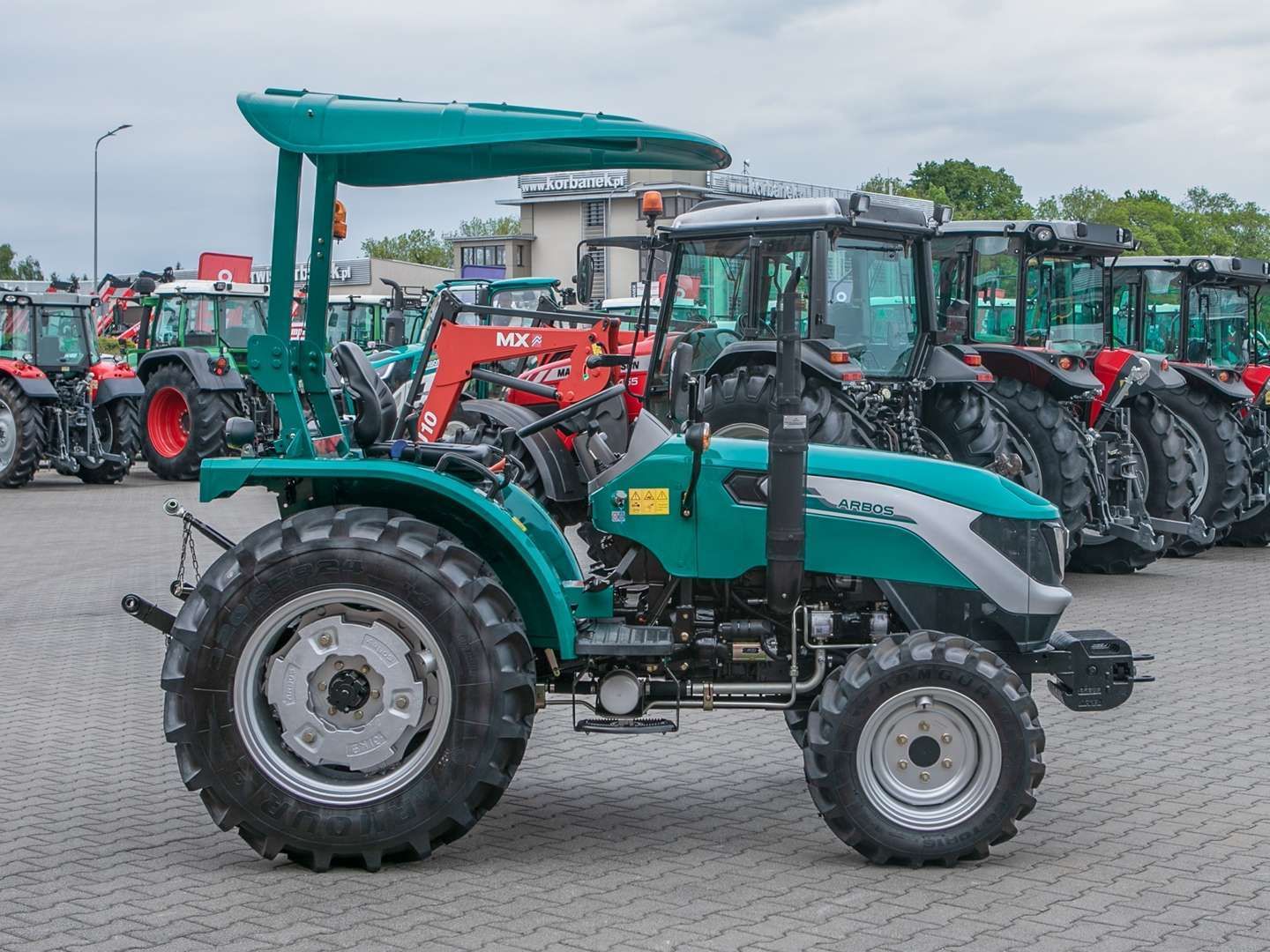Boczny widok na ciagnik Arbos 2025.