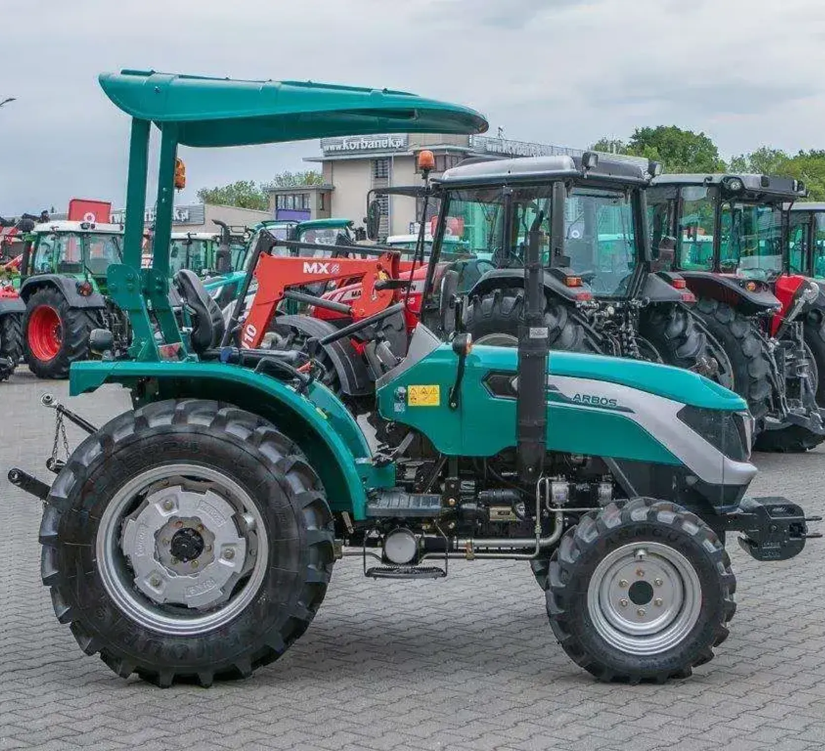 Ciągnik Arbos 2035 z prawej strony