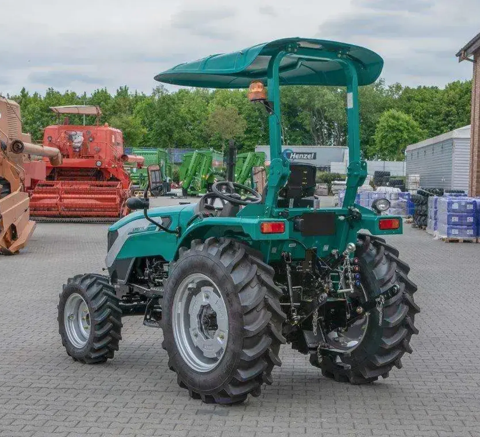 Ciągnik rolniczy Arbos 2035 lewy tył