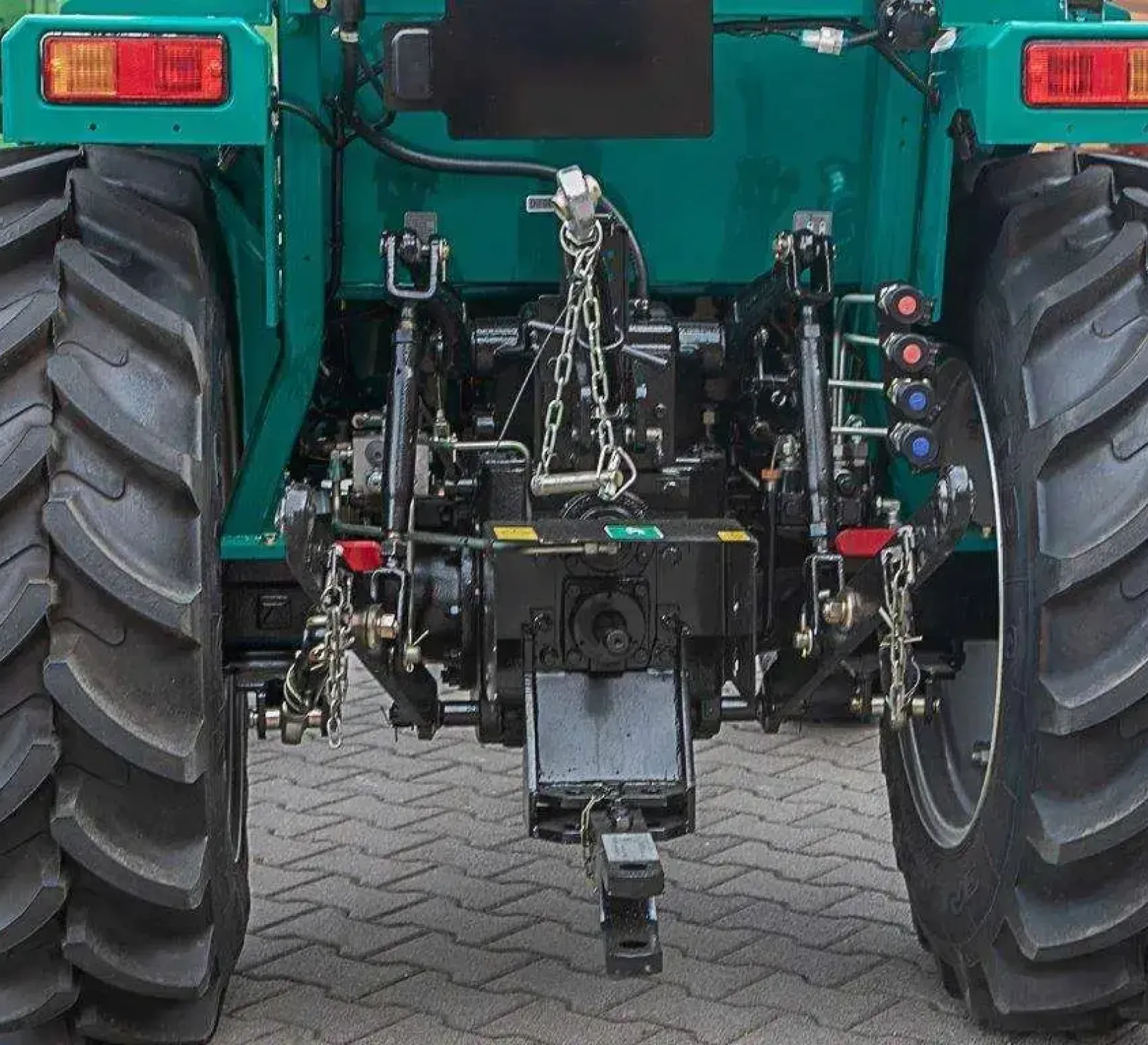 Tylny TUZ ciągnika Arbos 2035 wyjścia hydrauliczne belka dolna