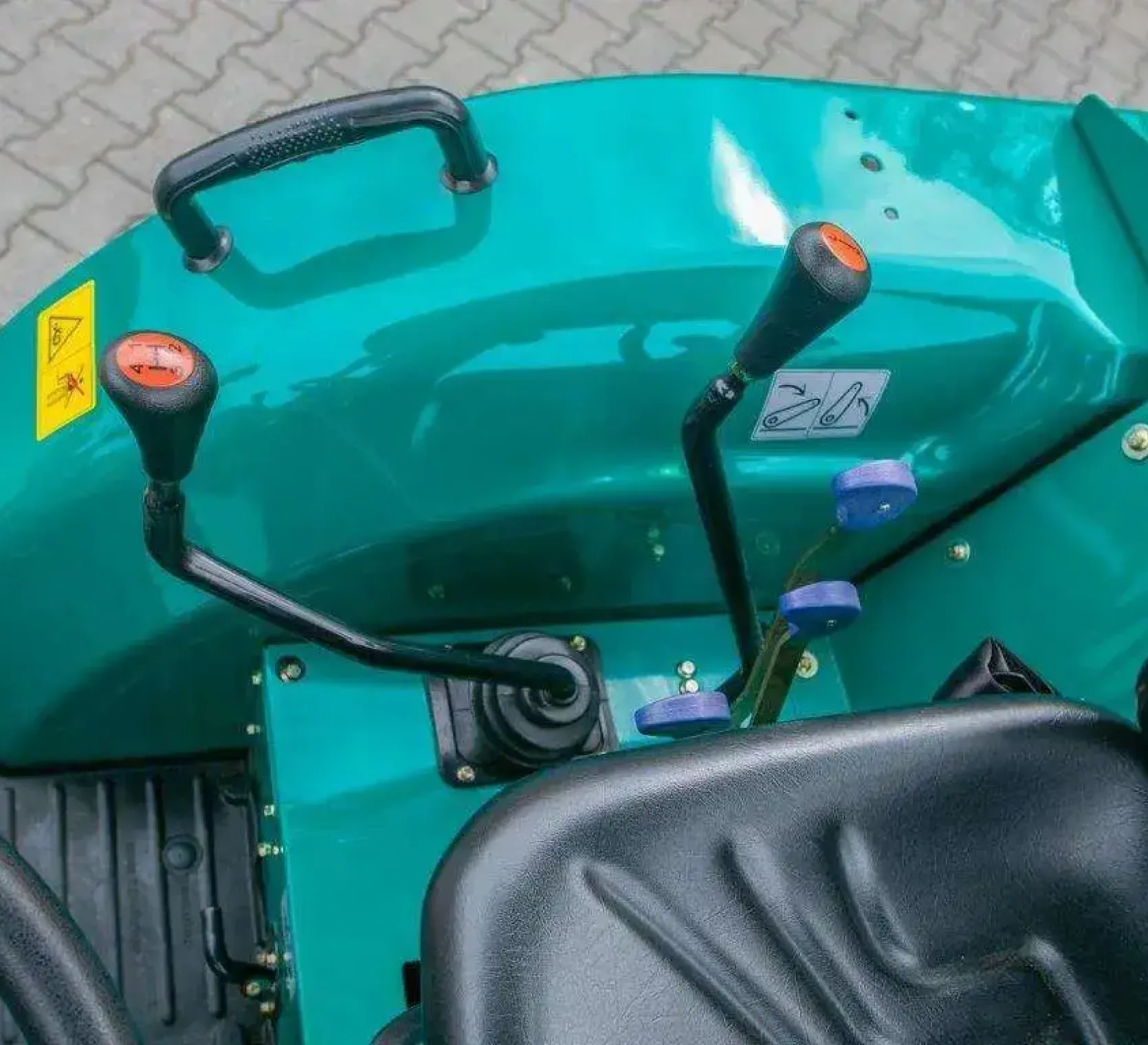Dźwignie zmiany biegów, podnośnika oraz układu hydraulicznego