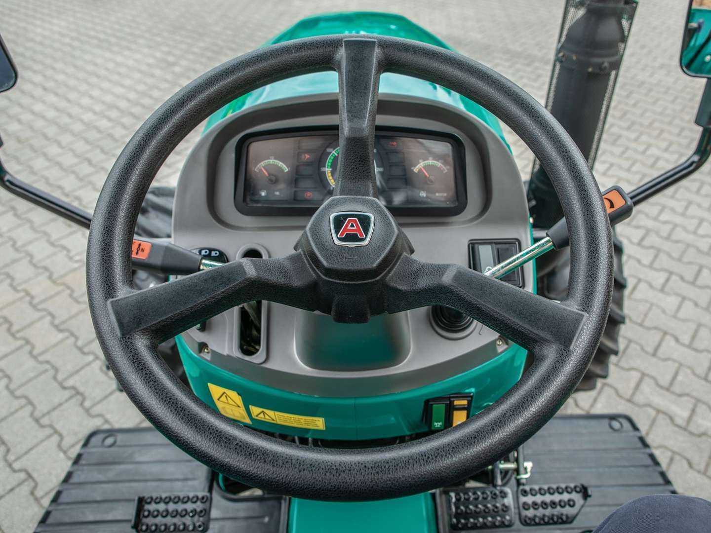 Kierownica w traktorze Arbos 2025.