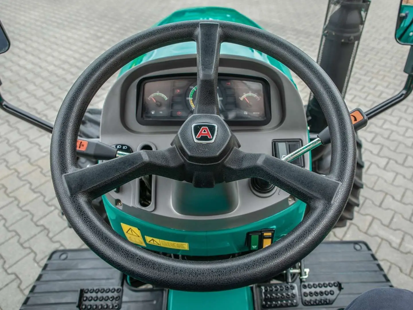 Kierownica w traktorze Arbos 2025.