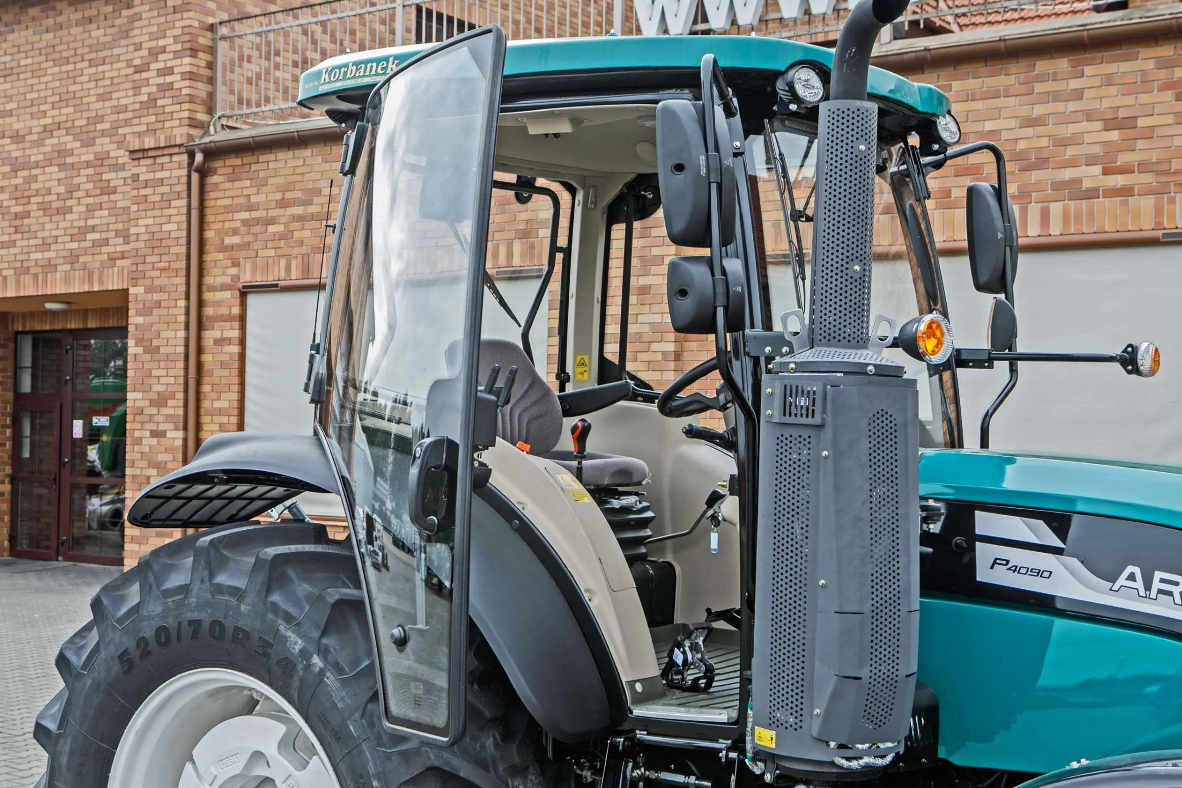 Ciągnik rolniczy Arbos 4090 Stage V widok na drzwi