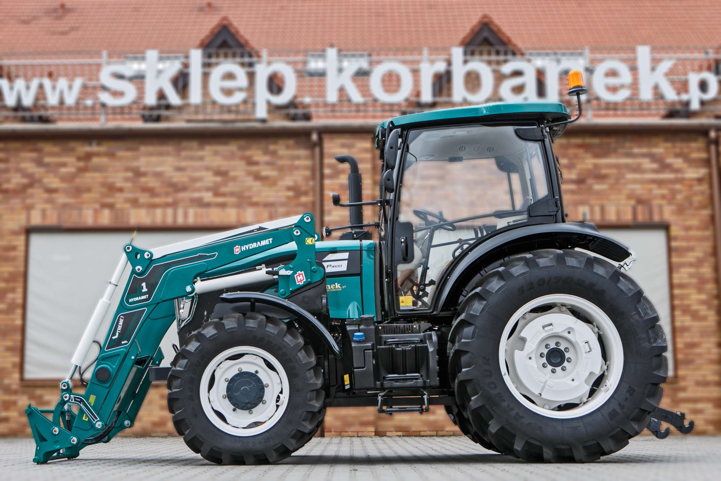 Ciągnik rolniczy Arbos 4090 z ładowaczem Hydramet widok z lewej strony