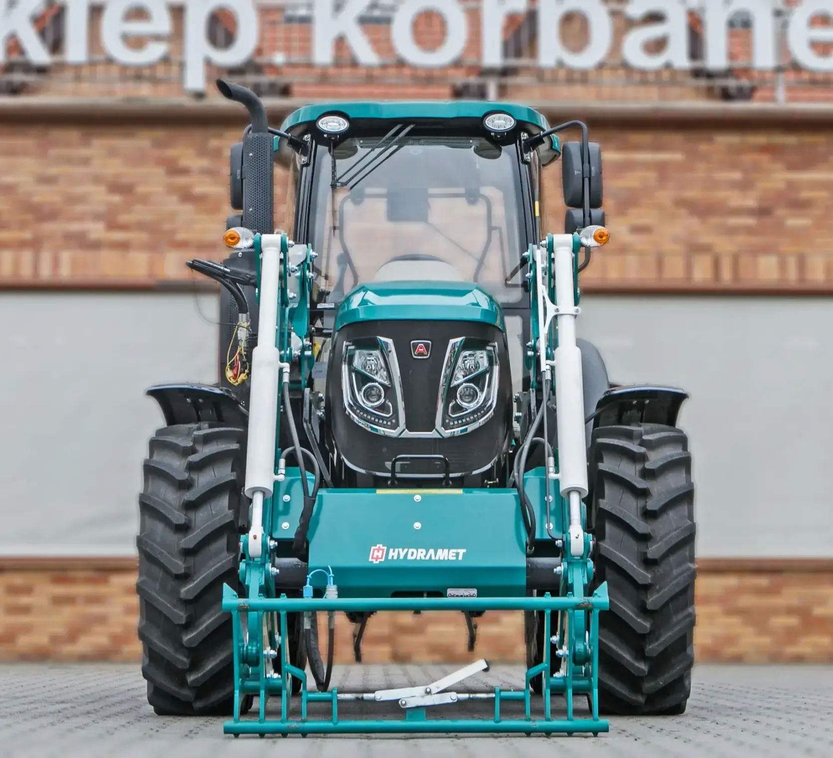 Ciągnik rolniczy Arbos 4090 z ładowaczem Hydramet Xtreme 1 z przodu