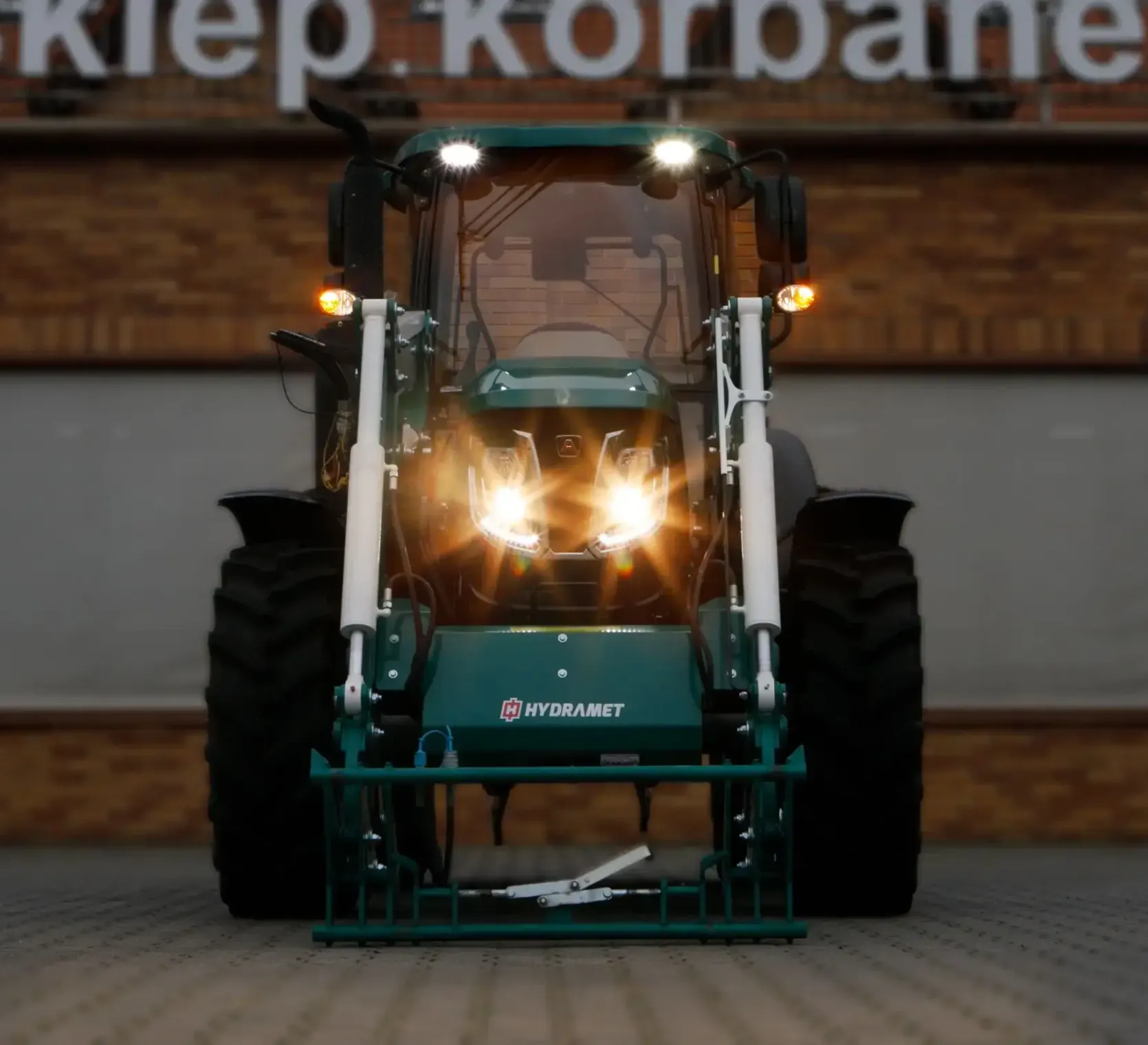 Pełne oświetlenie robocze ciągnika Arbos 4100