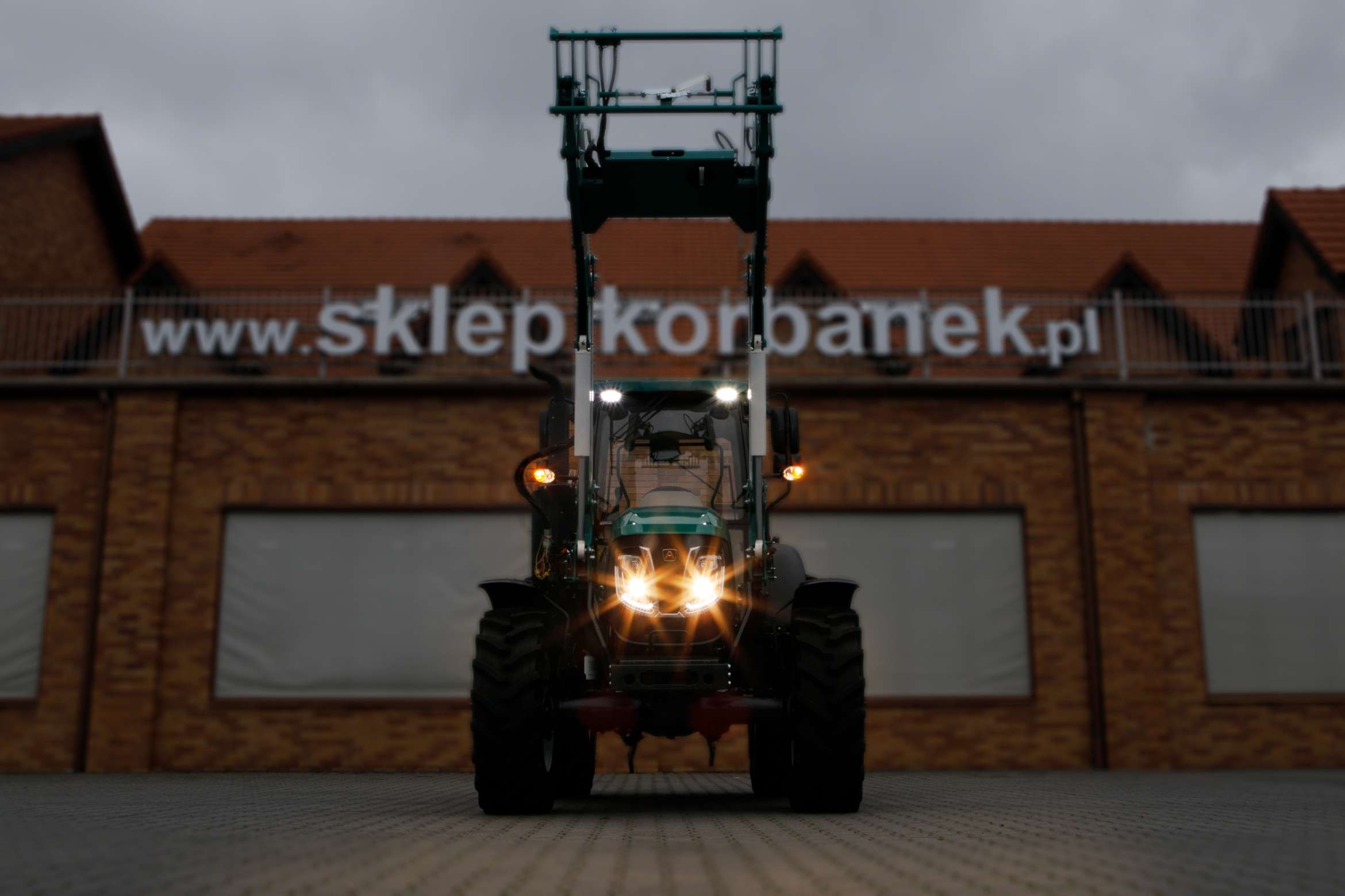 Pełne oświetlenie robocze ciągnika Arbos 4090