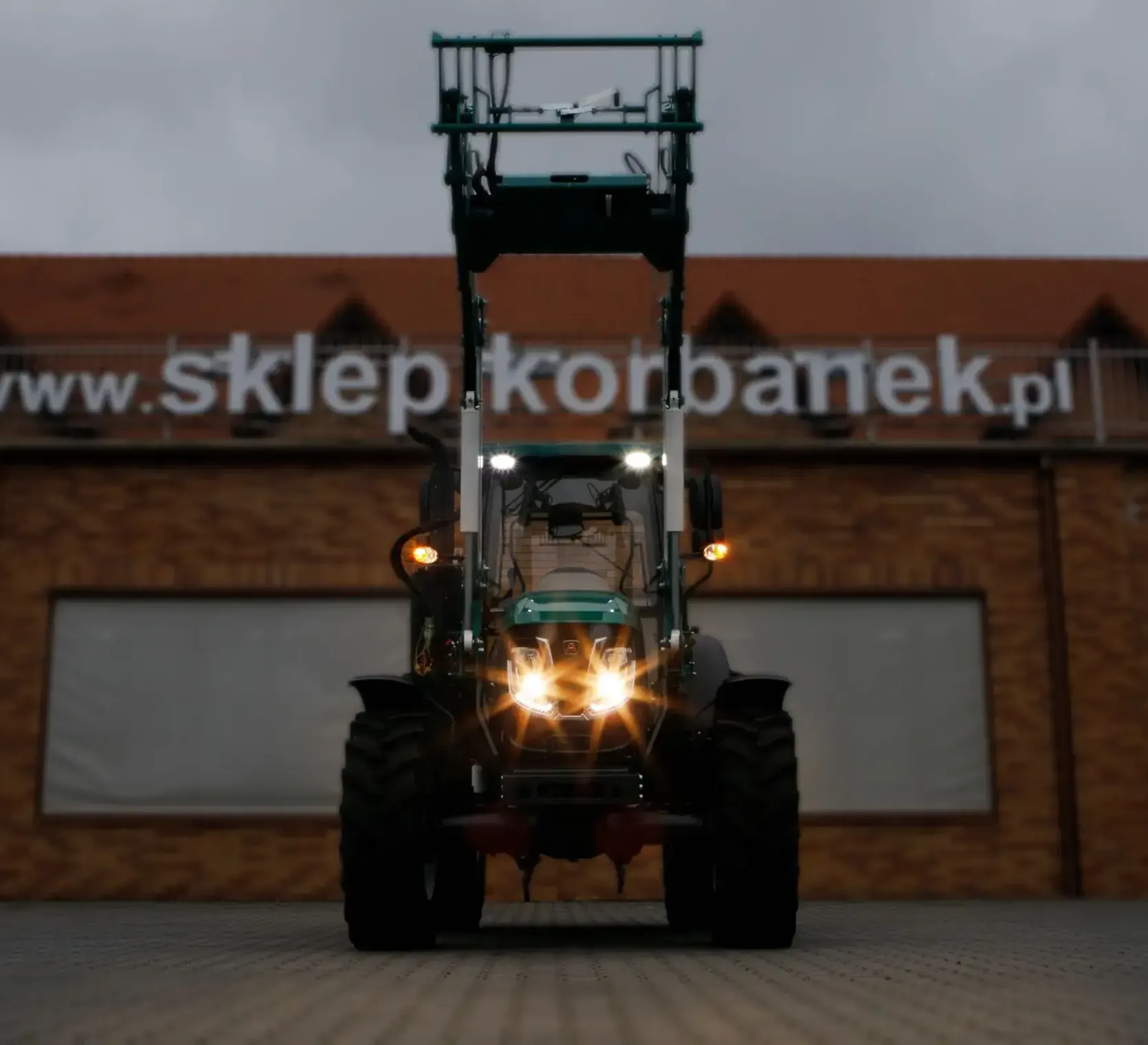 Pełne oświetlenie robocze ciągnika Arbos 4090