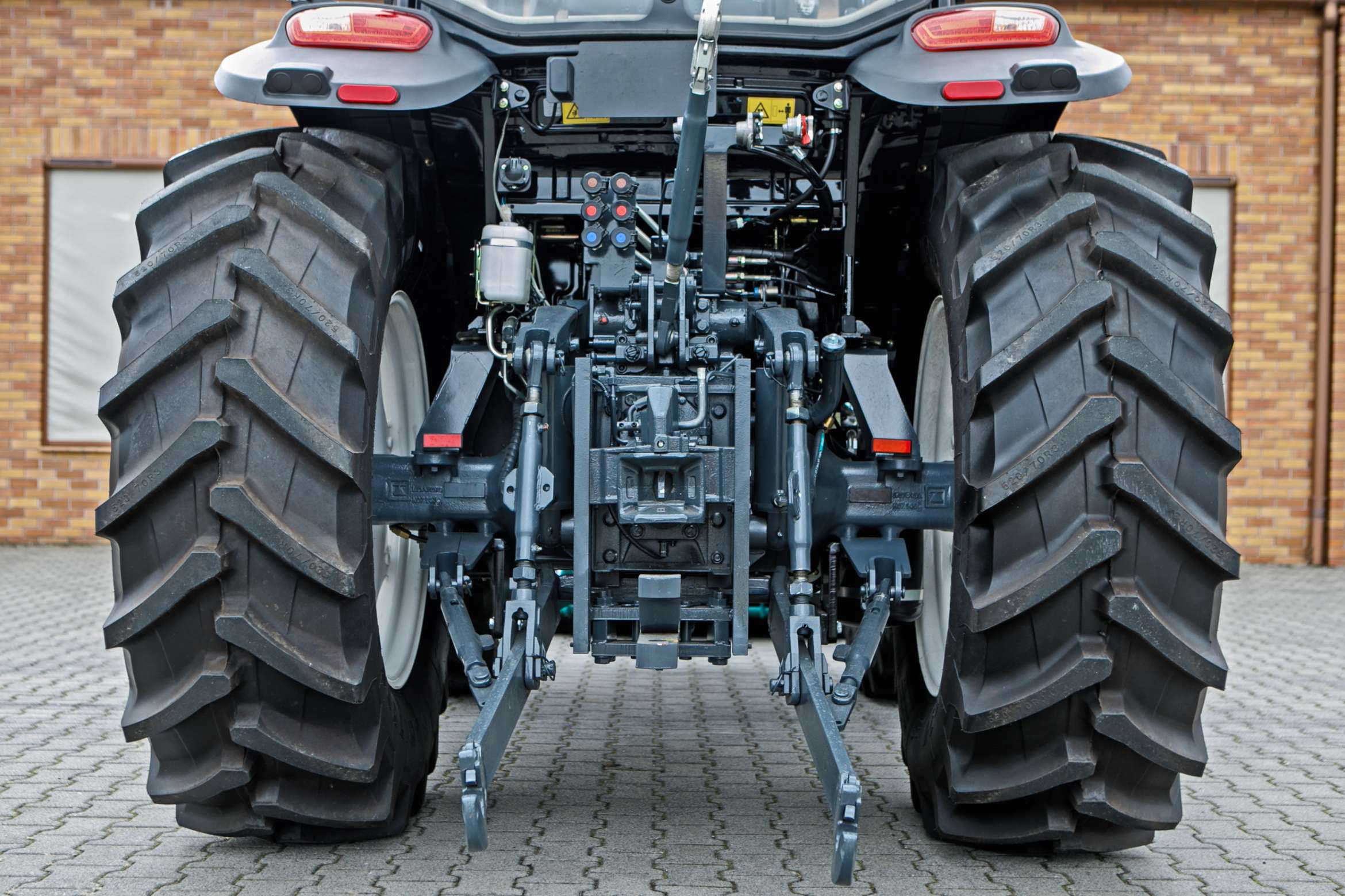 Ciągnik rolniczy Arbos 4090 z tyłu