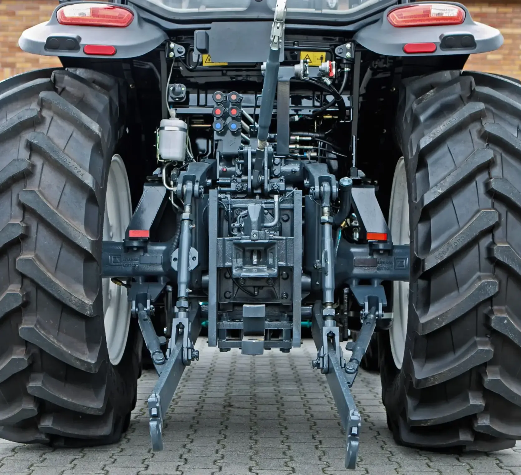Ciągnik rolniczy Arbos 4090 z tyłu