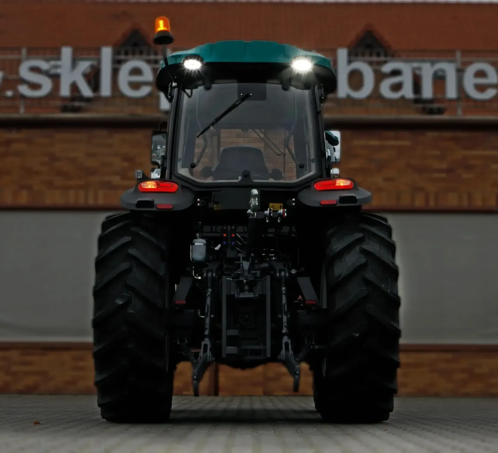 Ciągnik rolniczy Arbos 4110 Stage V widok na tylne oświetlenie