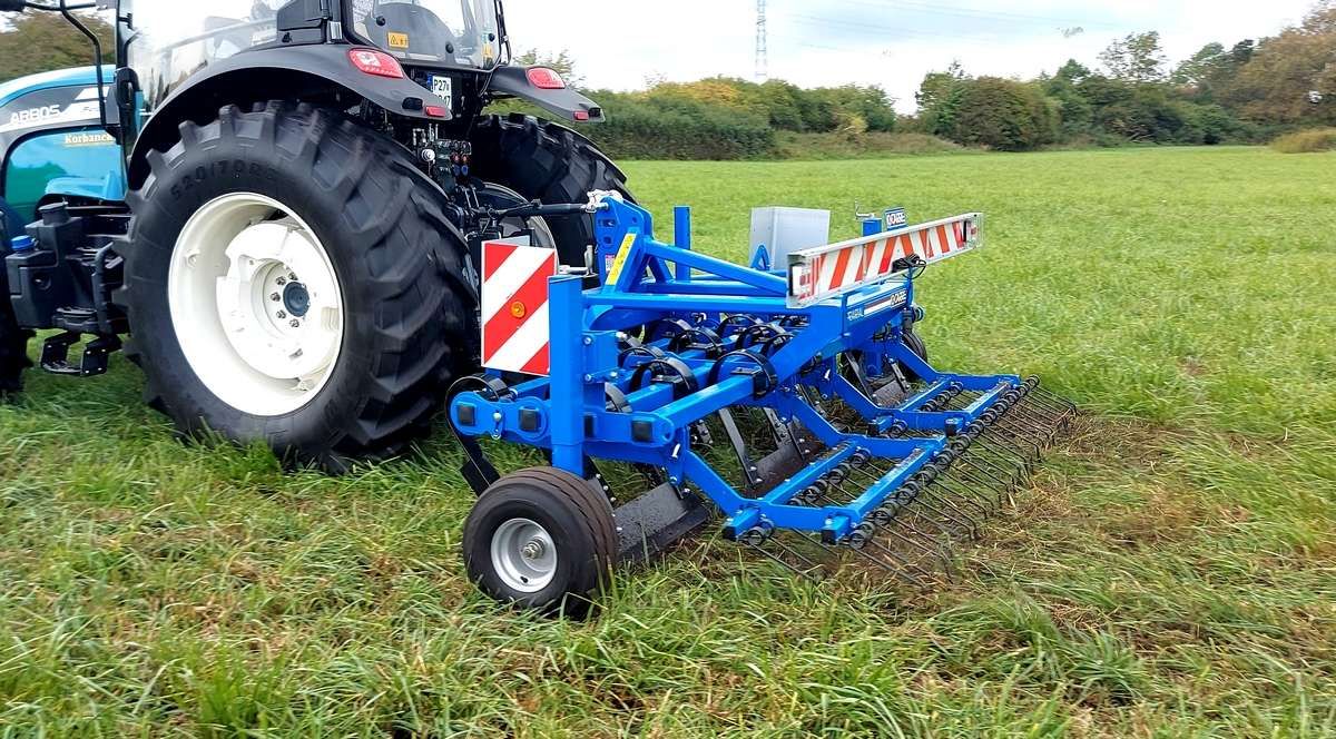 Regenerator łąki Carre Prairial: w trakcie pracy na pastwisku