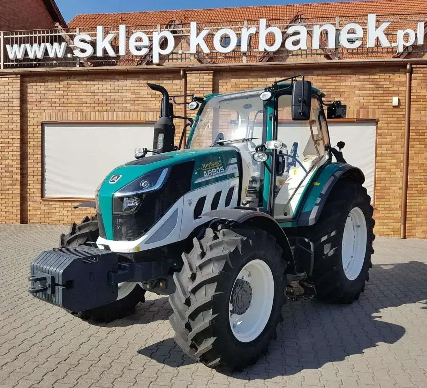 Ciągnik 5100 global na tle firmy Korbanek w Tarnowie Podgórnym