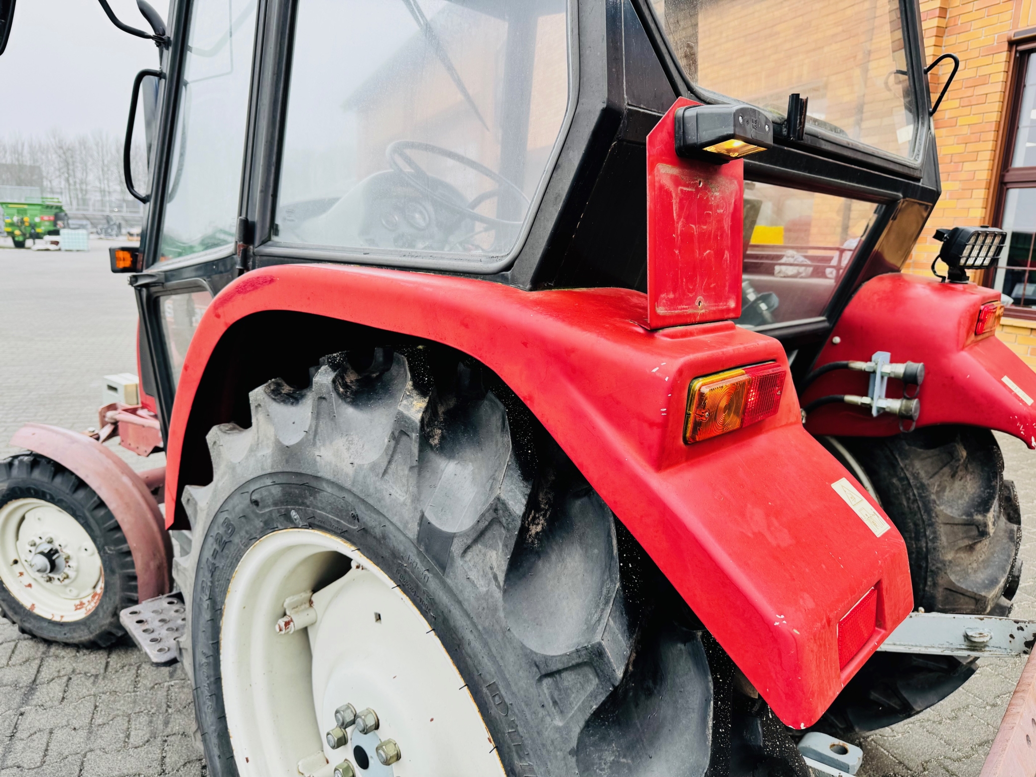 Ciagnik-traktor-escort-335-nastepca-ursus-c-330-plac-firma-korbanek