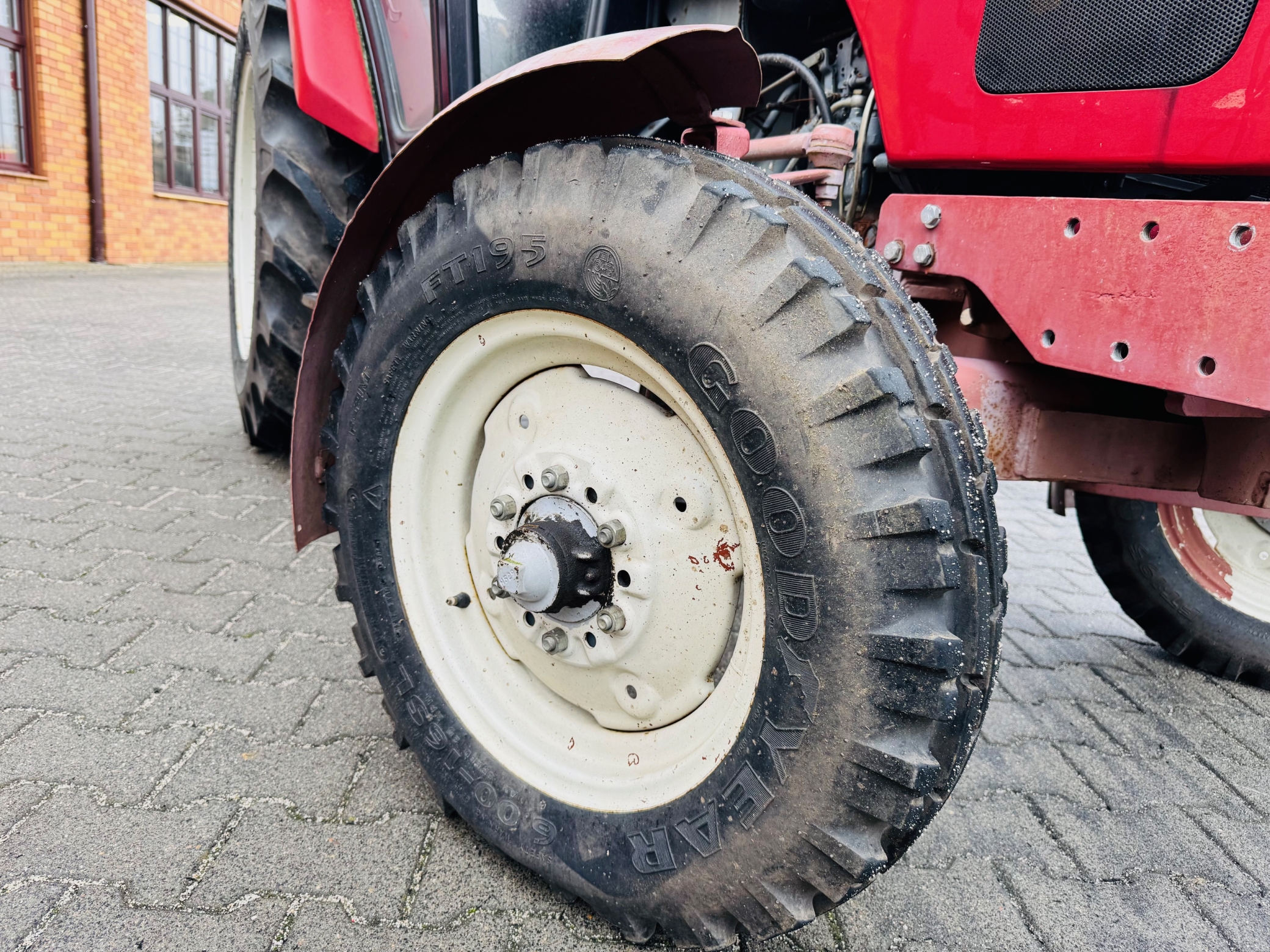 Ciagnik-traktor-escort-335-nastepca-ursus-c-330-plac-firma-korbanek