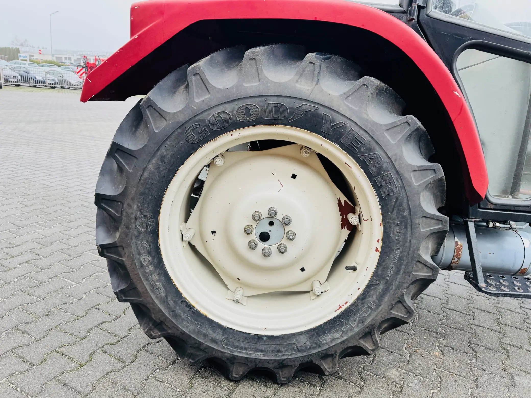 Ciagnik-traktor-escort-335-nastepca-ursus-c-330-plac-firma-korbanek