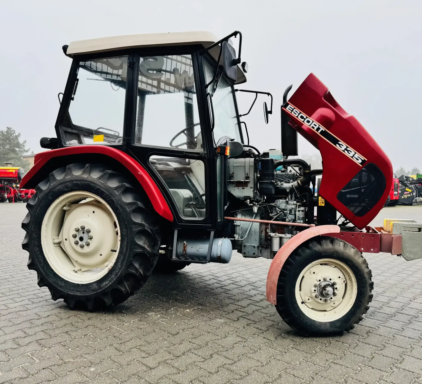 Ciagnik-traktor-escort-335-nastepca-ursus-c-330-plac-firma-korbanek