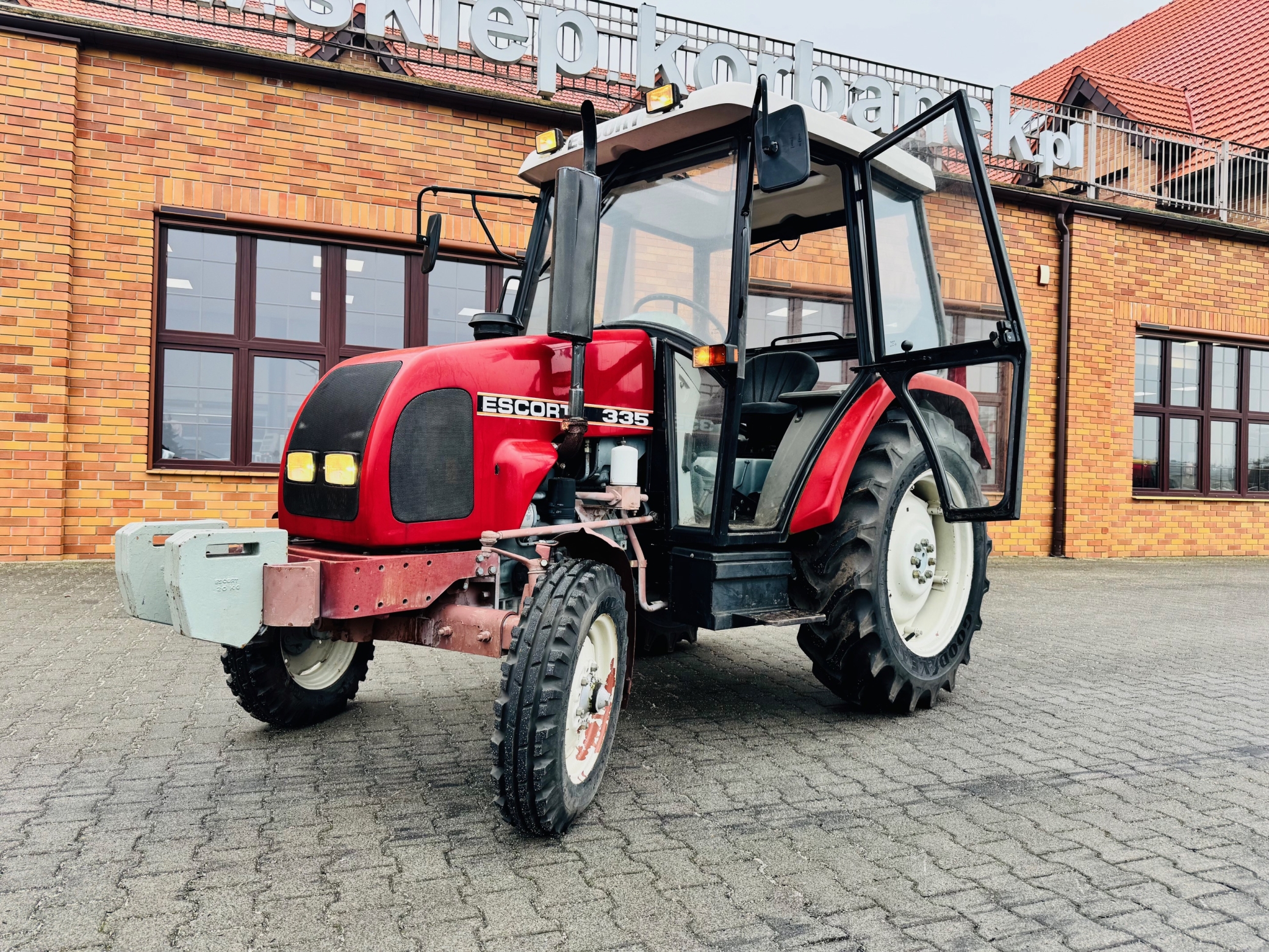 Ciagnik-traktor-escort-335-nastepca-ursus-c-330-plac-firma-korbanek